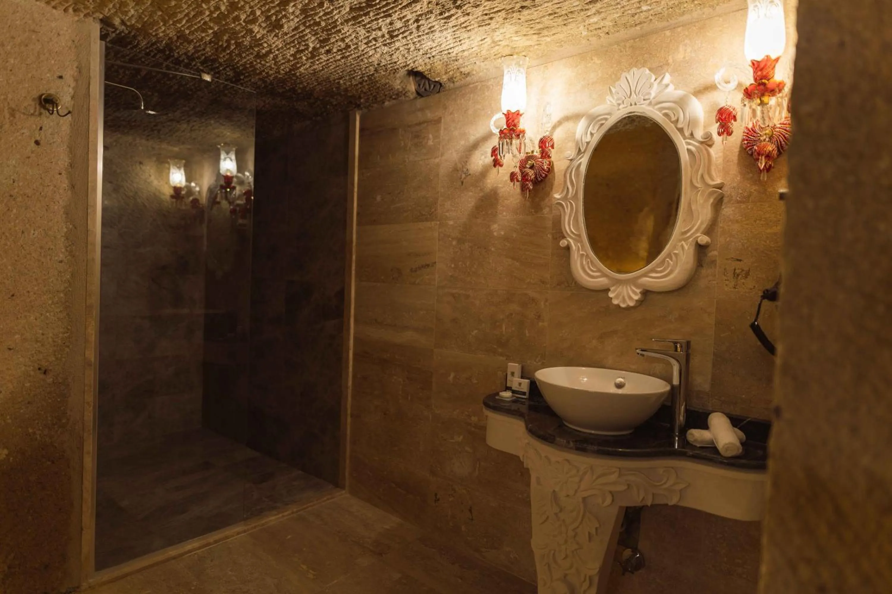 Bathroom in Solo Cave Suites