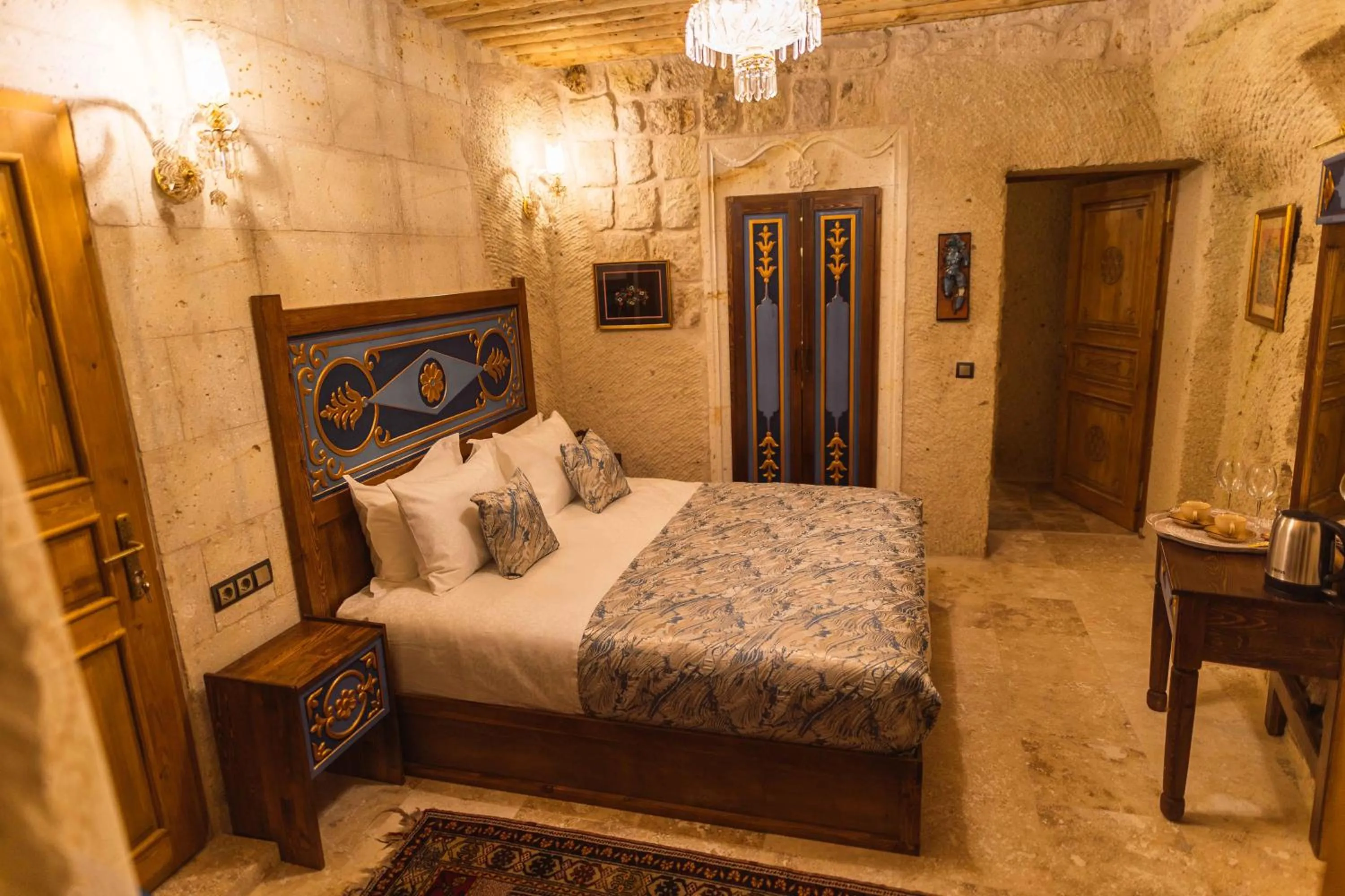 Bedroom, Bed in Solo Cave Suites