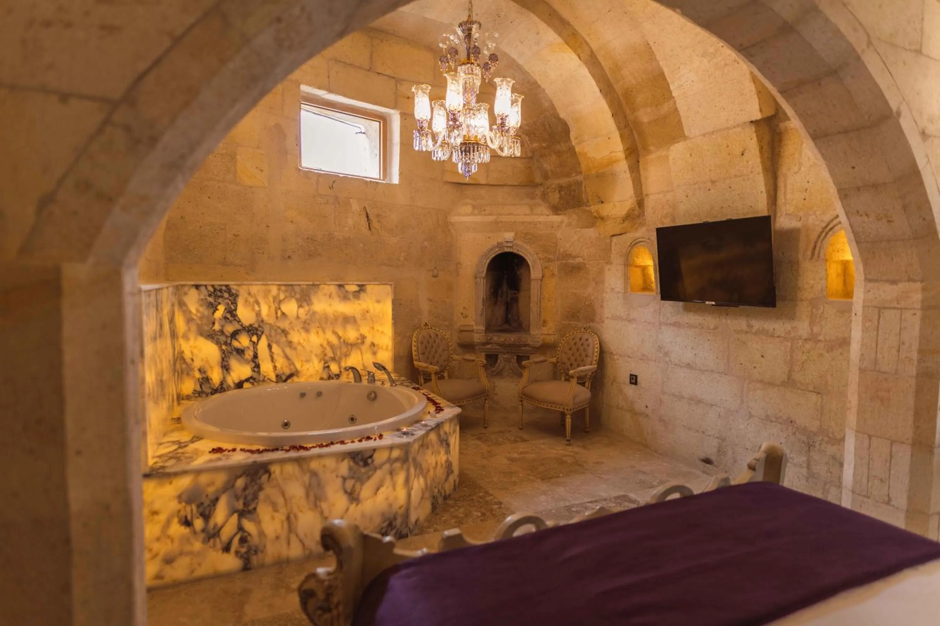 Hot Tub in Solo Cave Suites