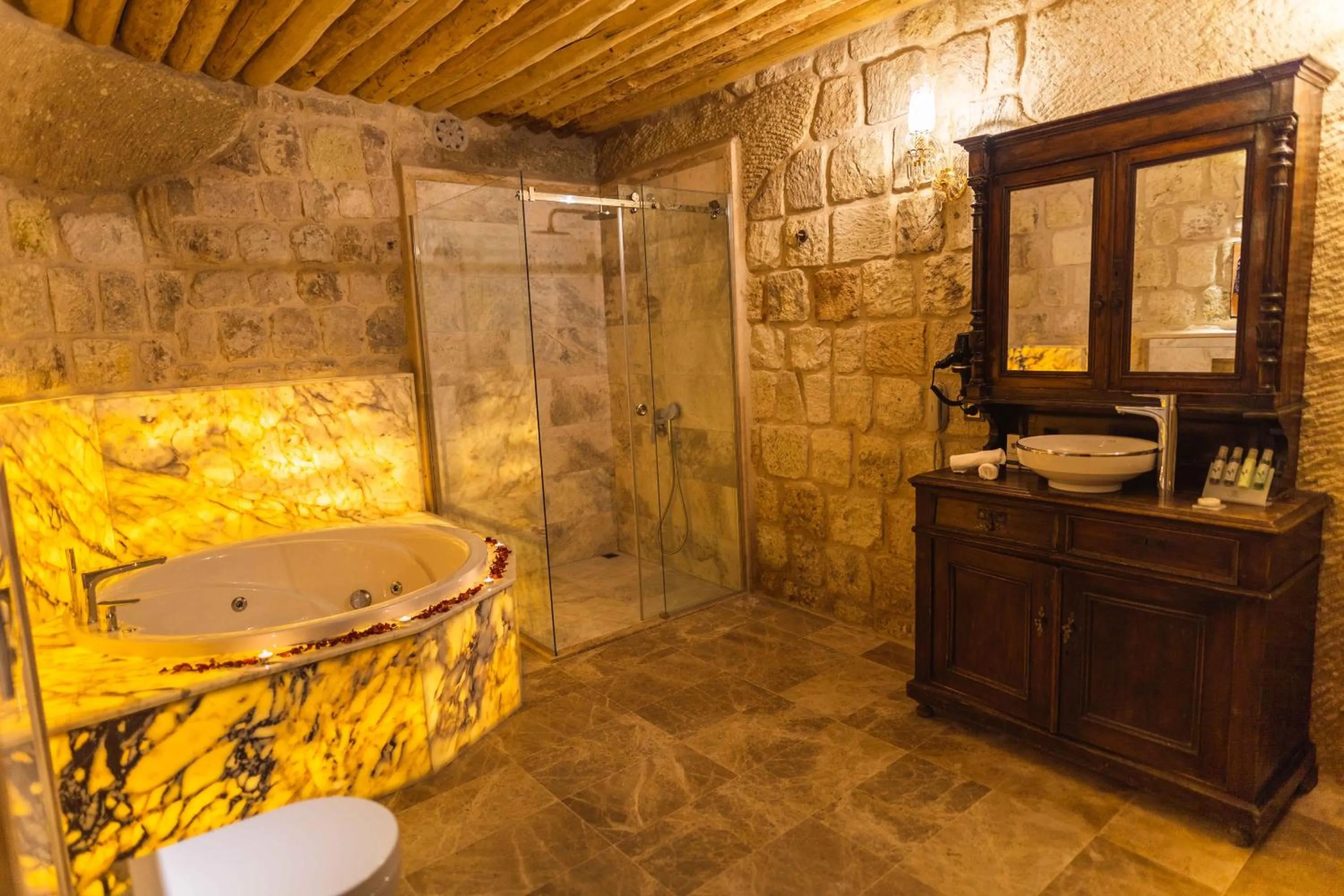 Hot Tub in Solo Cave Suites