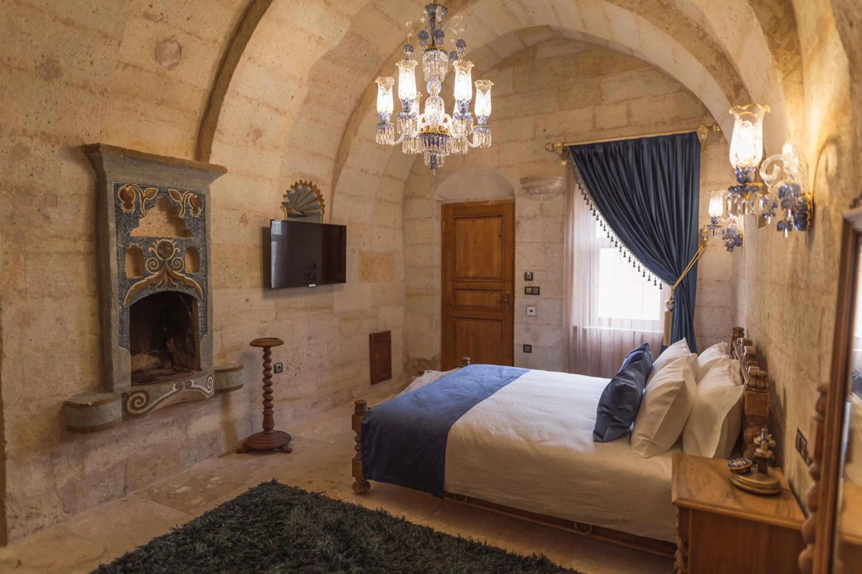 Photo of the whole room, Bed in Solo Cave Suites