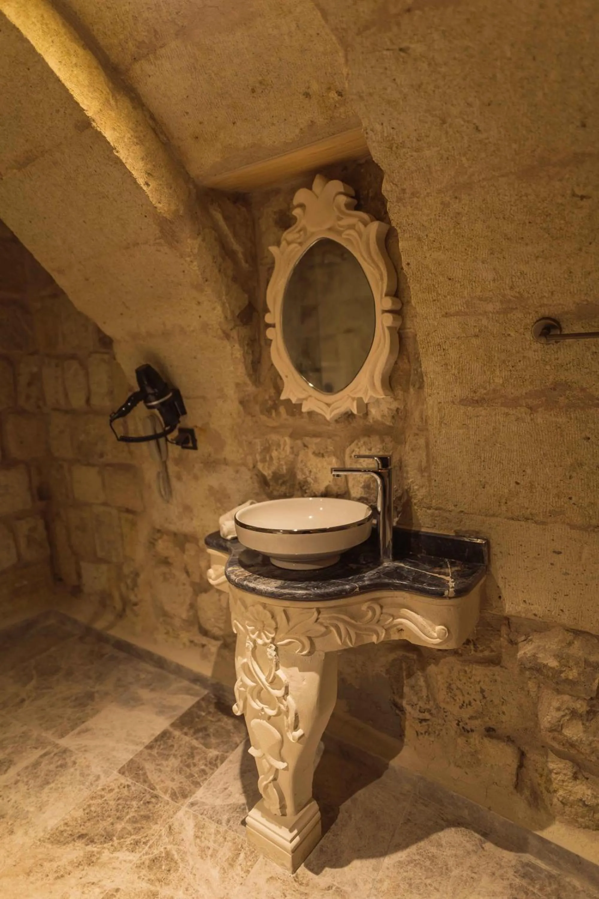 Bathroom in Solo Cave Suites