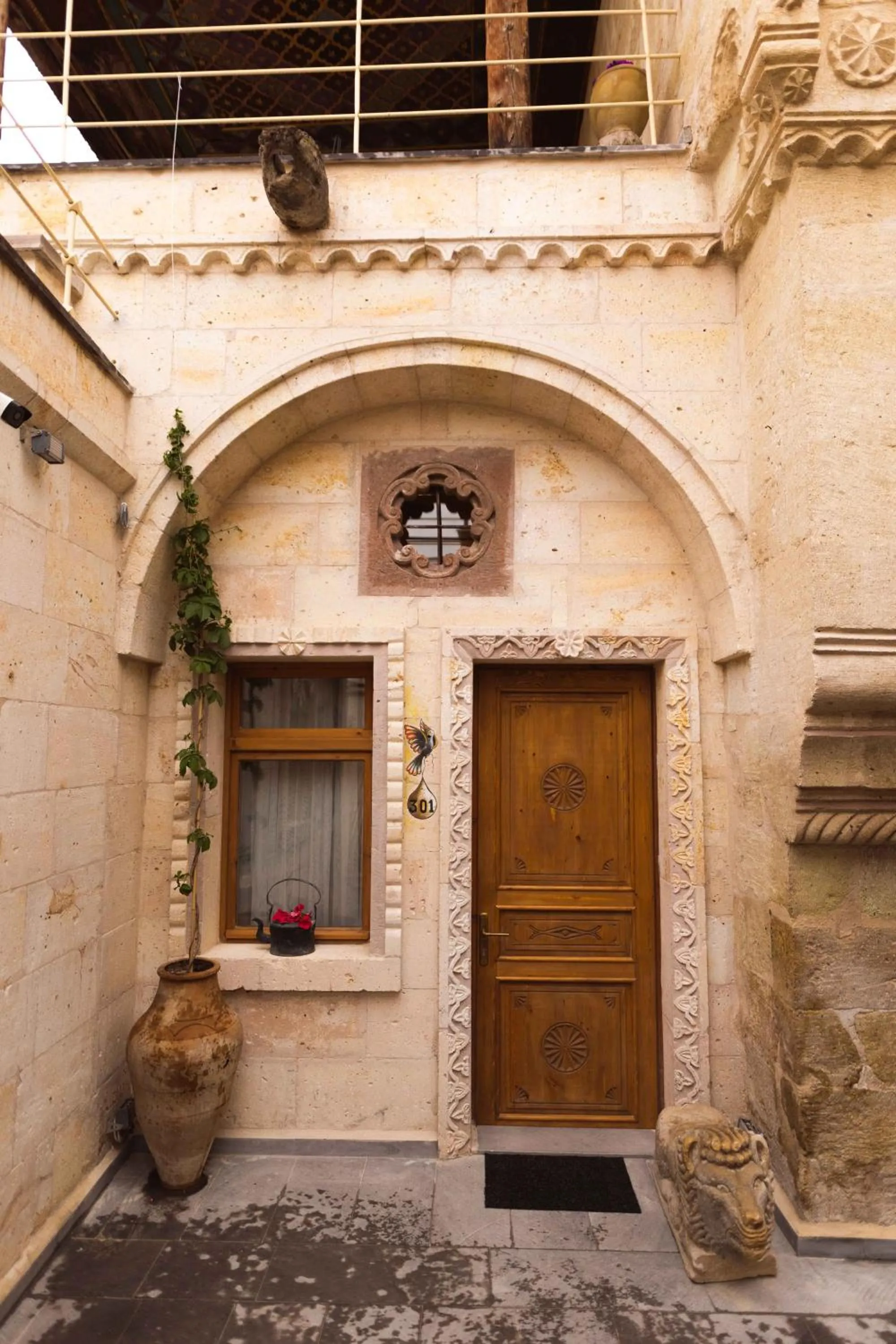 Facade/entrance in Solo Cave Suites