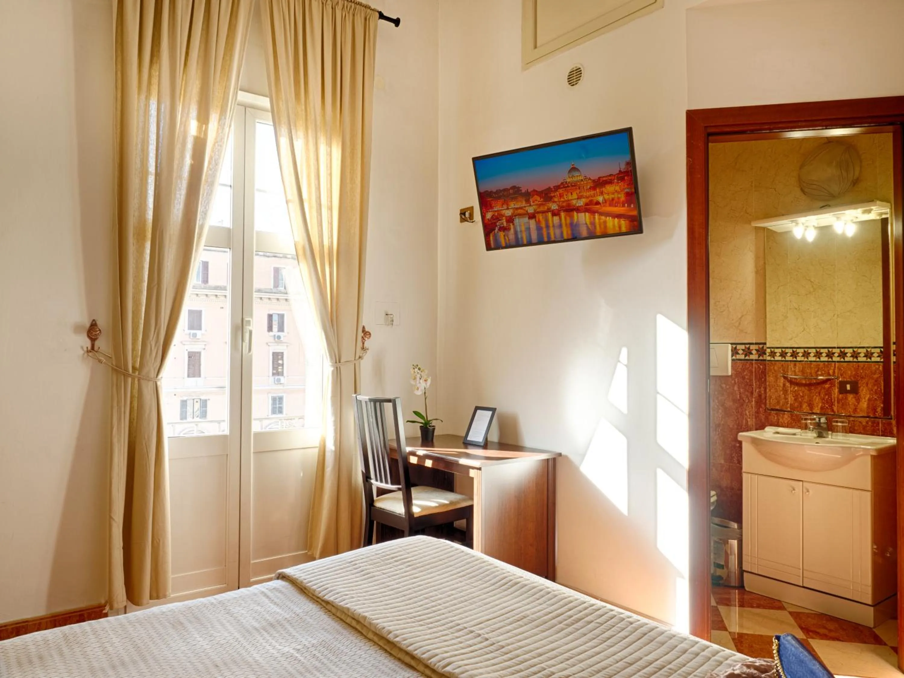 Bedroom, Bed in Sunny Guest House