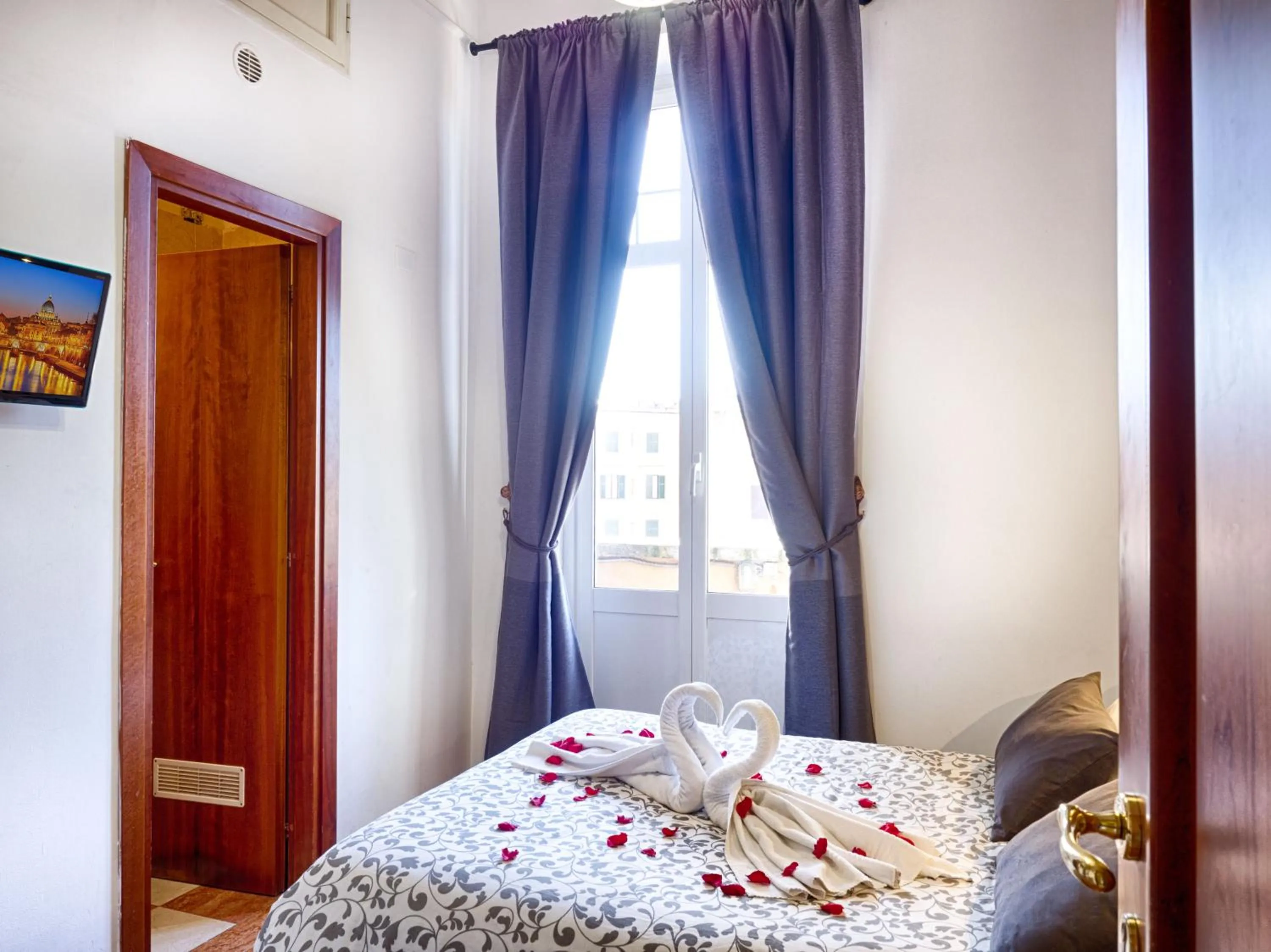 Decorative detail, Bed in Sunny Guest House