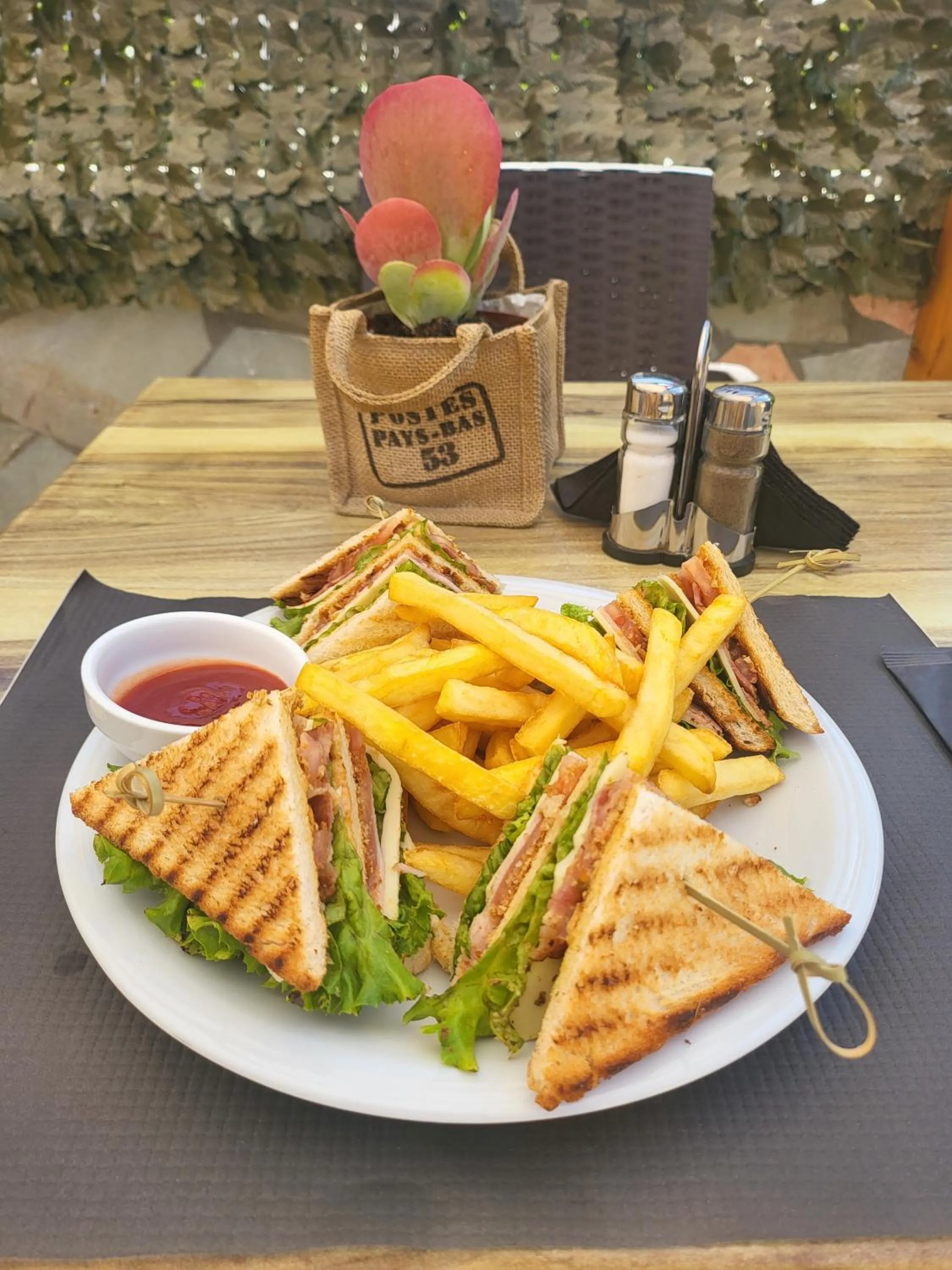 Restaurant/places to eat in Secret Garden Hotel