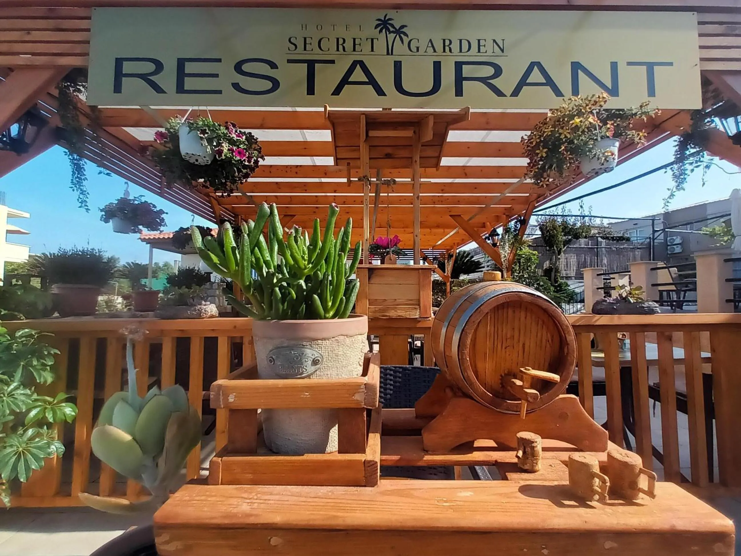 Restaurant/places to eat in Secret Garden Hotel