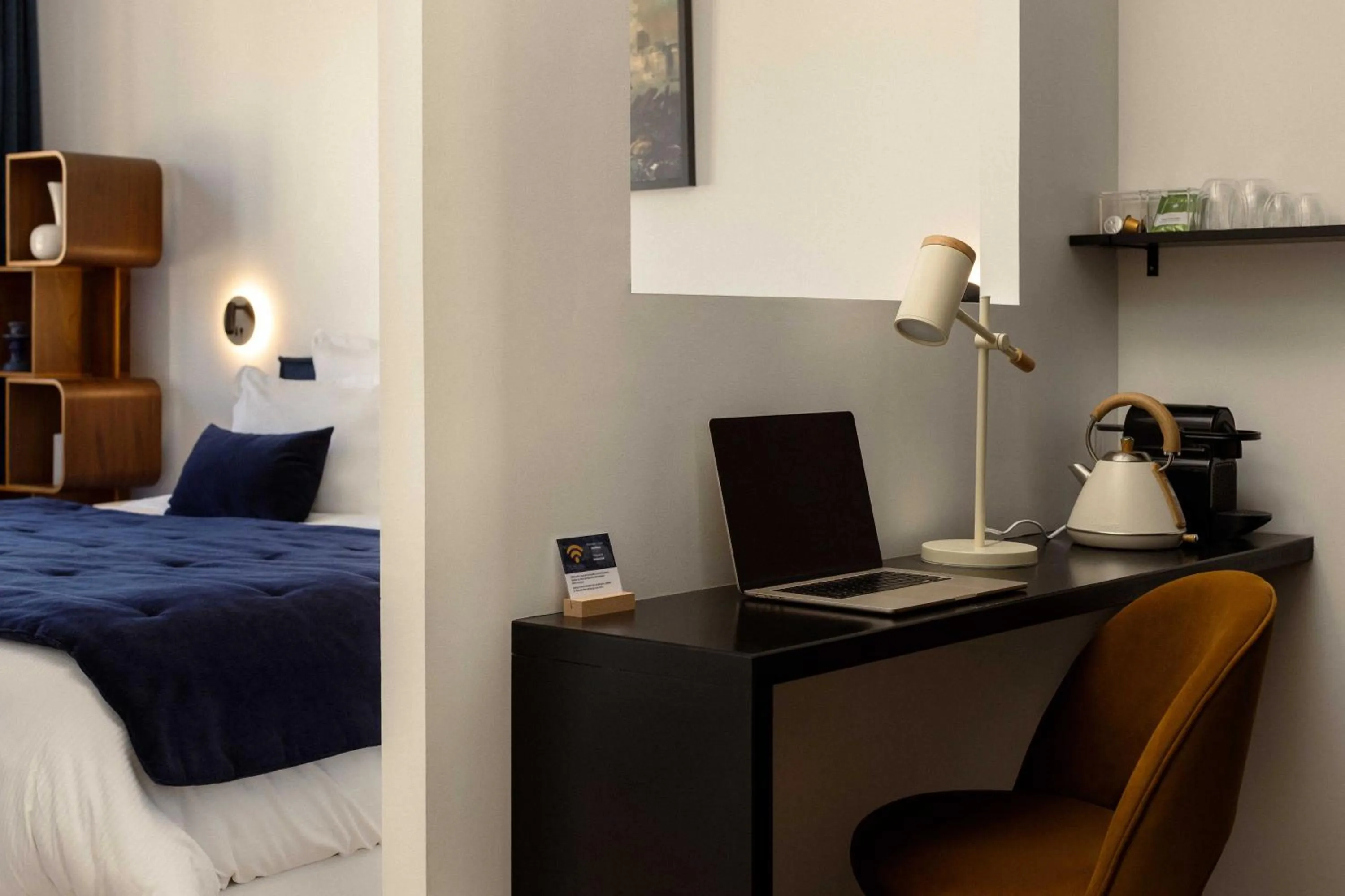 Seating area, Bed in Markus