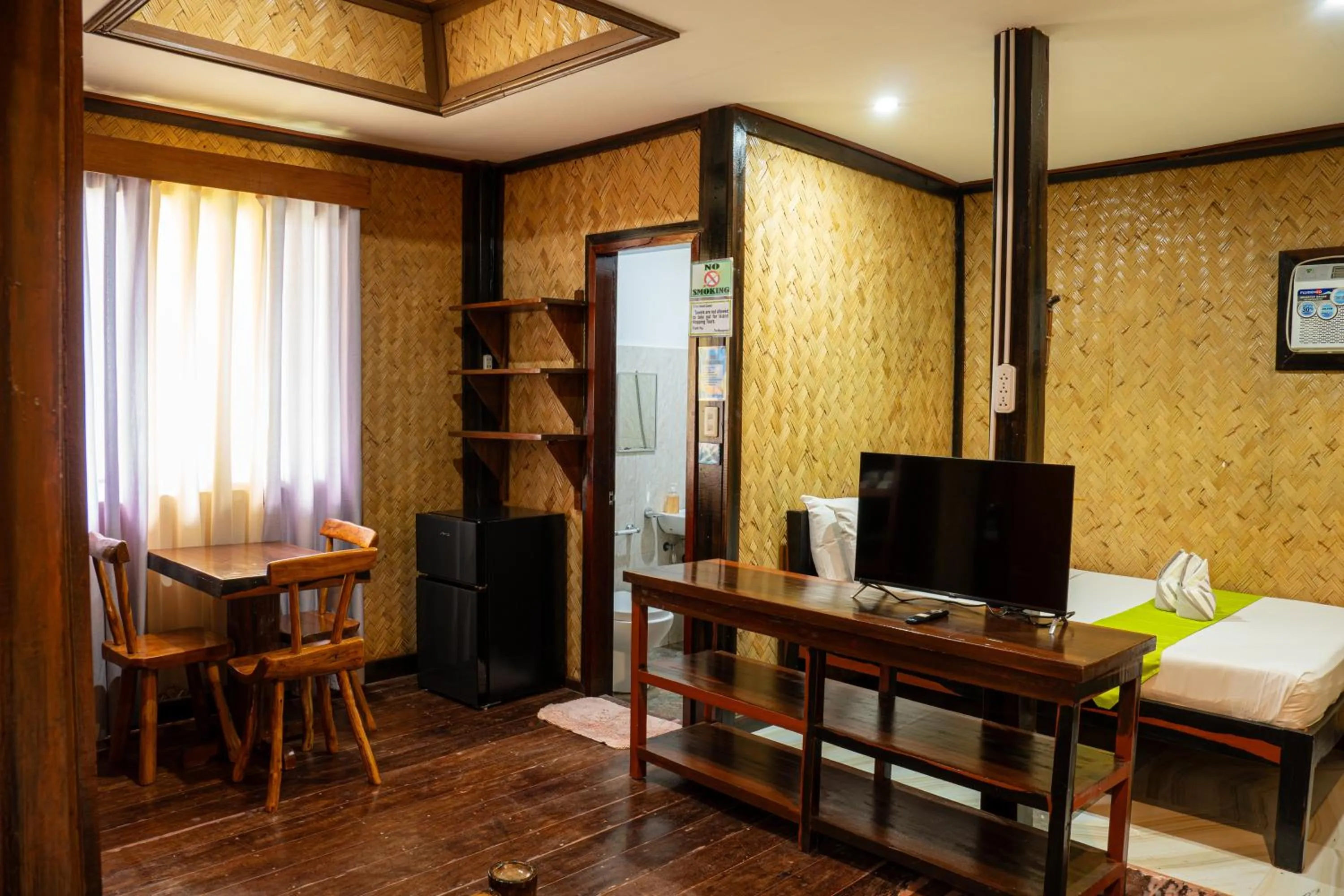 TV and multimedia in El Nido Viewdeck Cottages