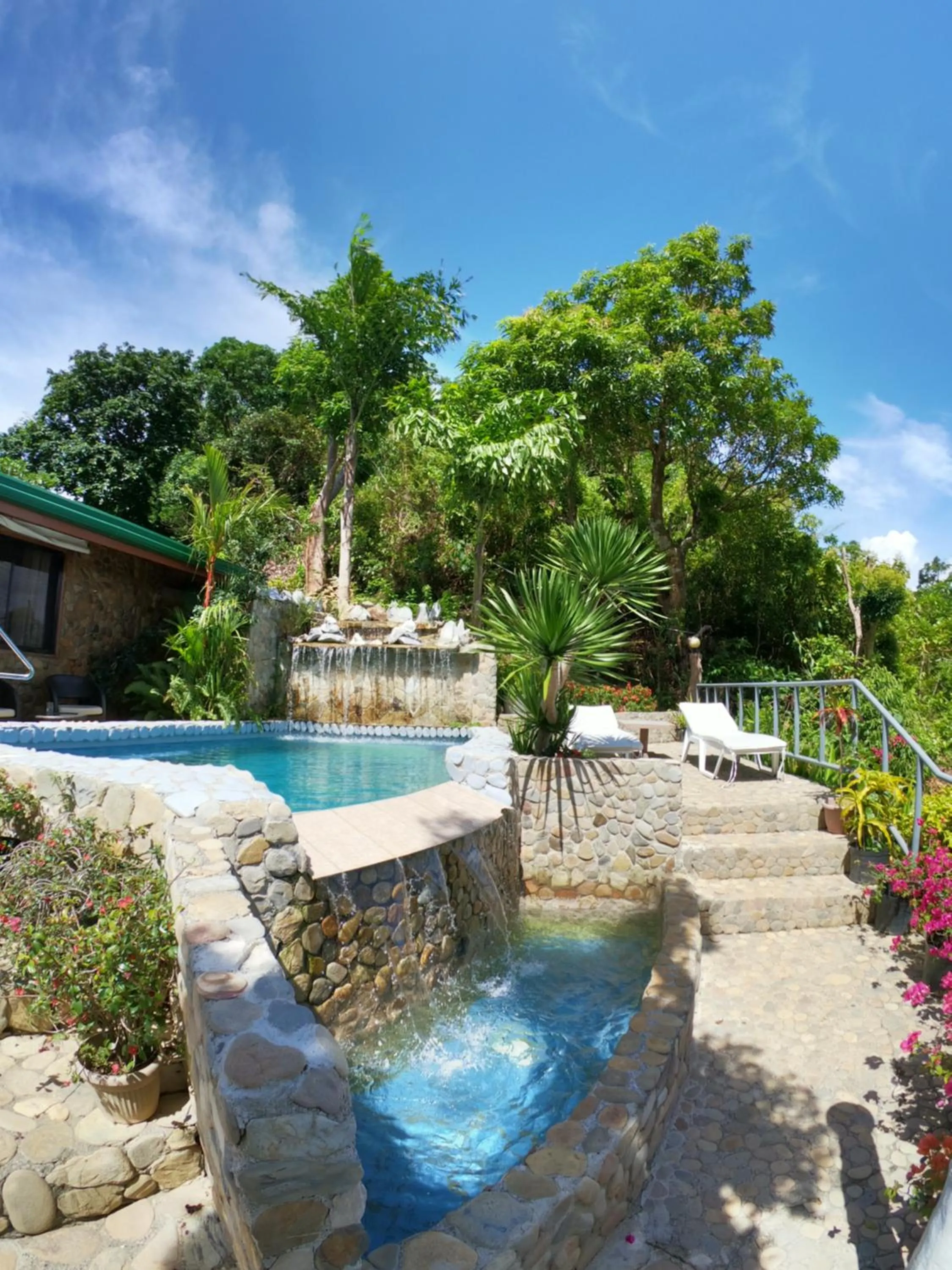 Swimming pool in El Nido Viewdeck Cottages