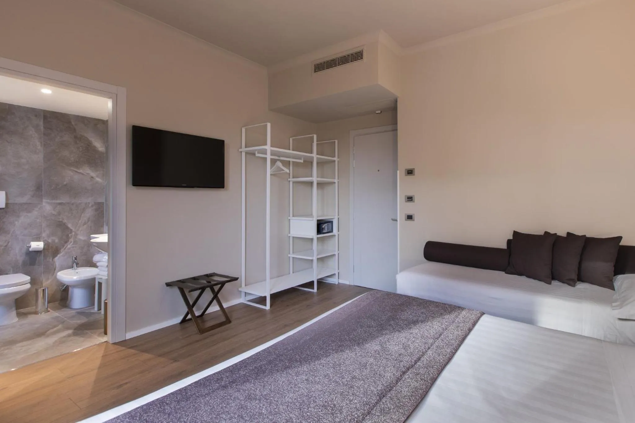 Photo of the whole room, Bed in Garner Hotel Rome Aurelia by IHG