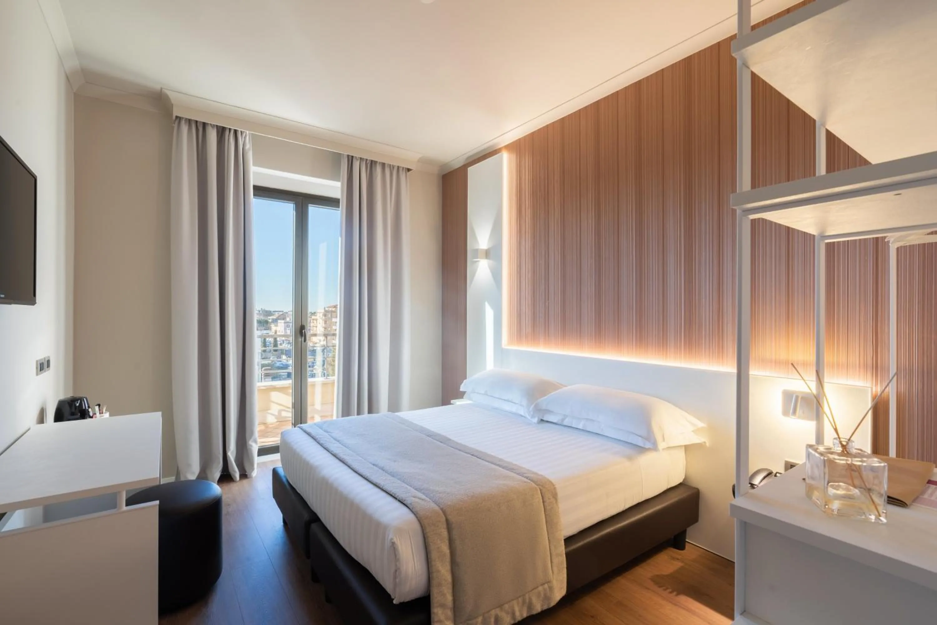 Photo of the whole room, Bed in Garner Hotel Rome Aurelia by IHG