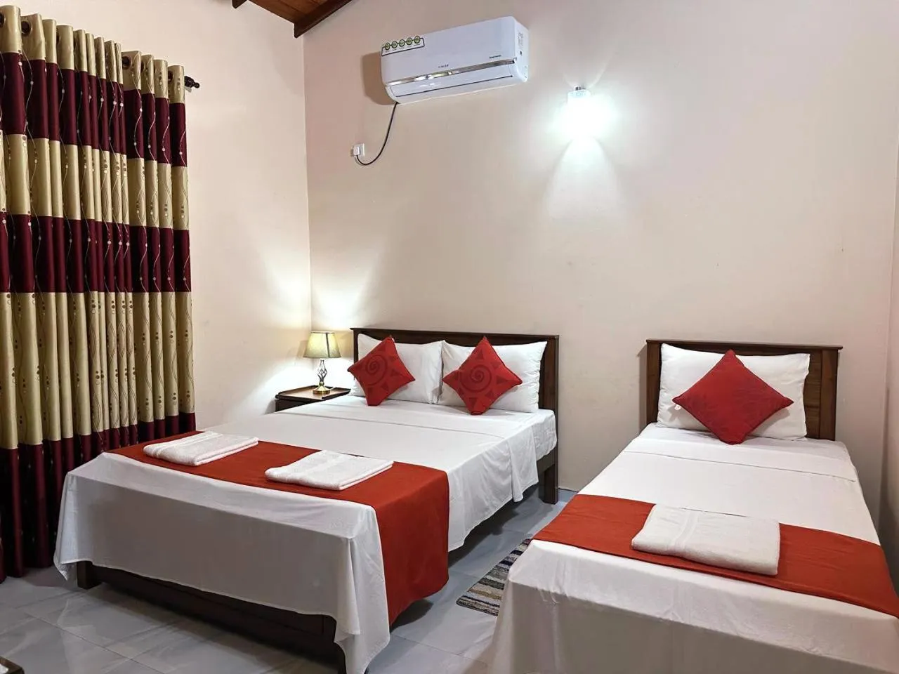 Bed in Lahiru Airport Villa