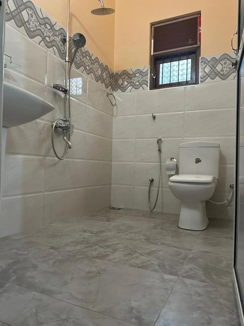 Shower in Lahiru Airport Villa