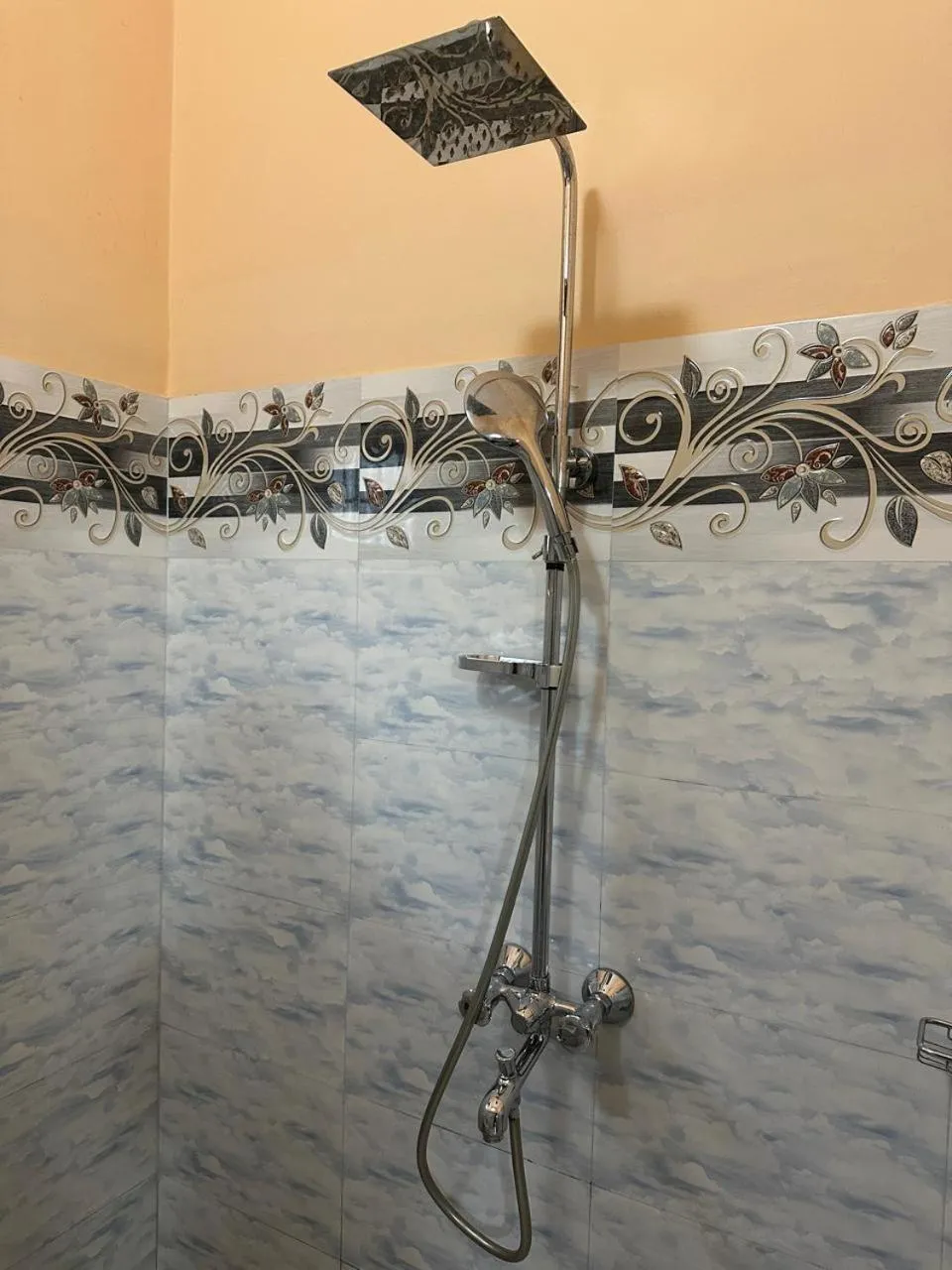 Shower in Lahiru Airport Villa