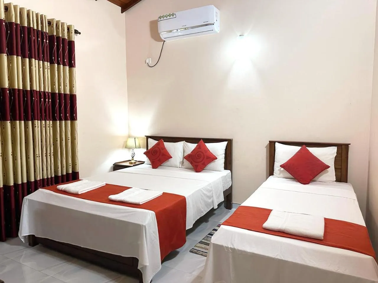 Bed in Lahiru Airport Villa