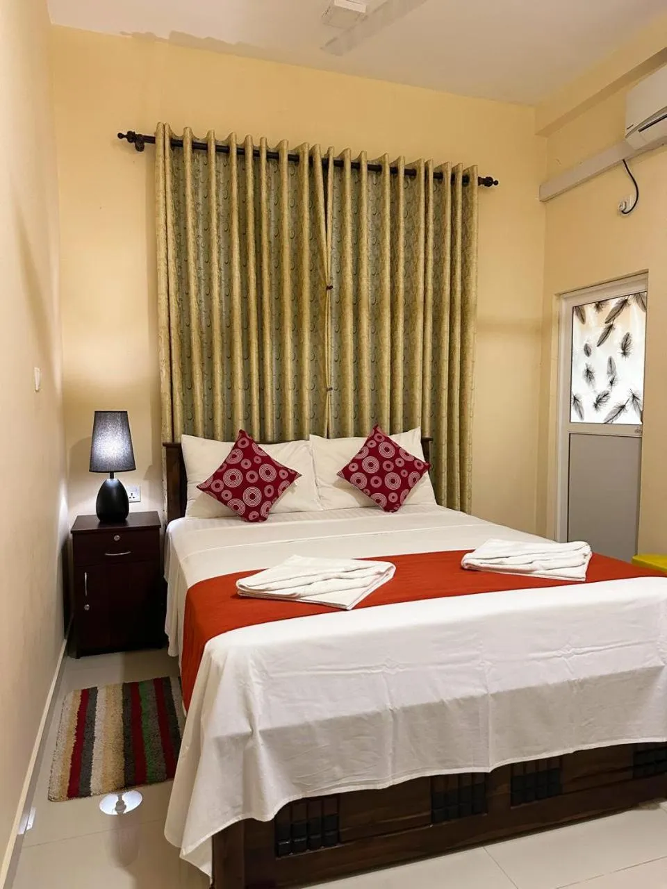 Bed in Lahiru Airport Villa