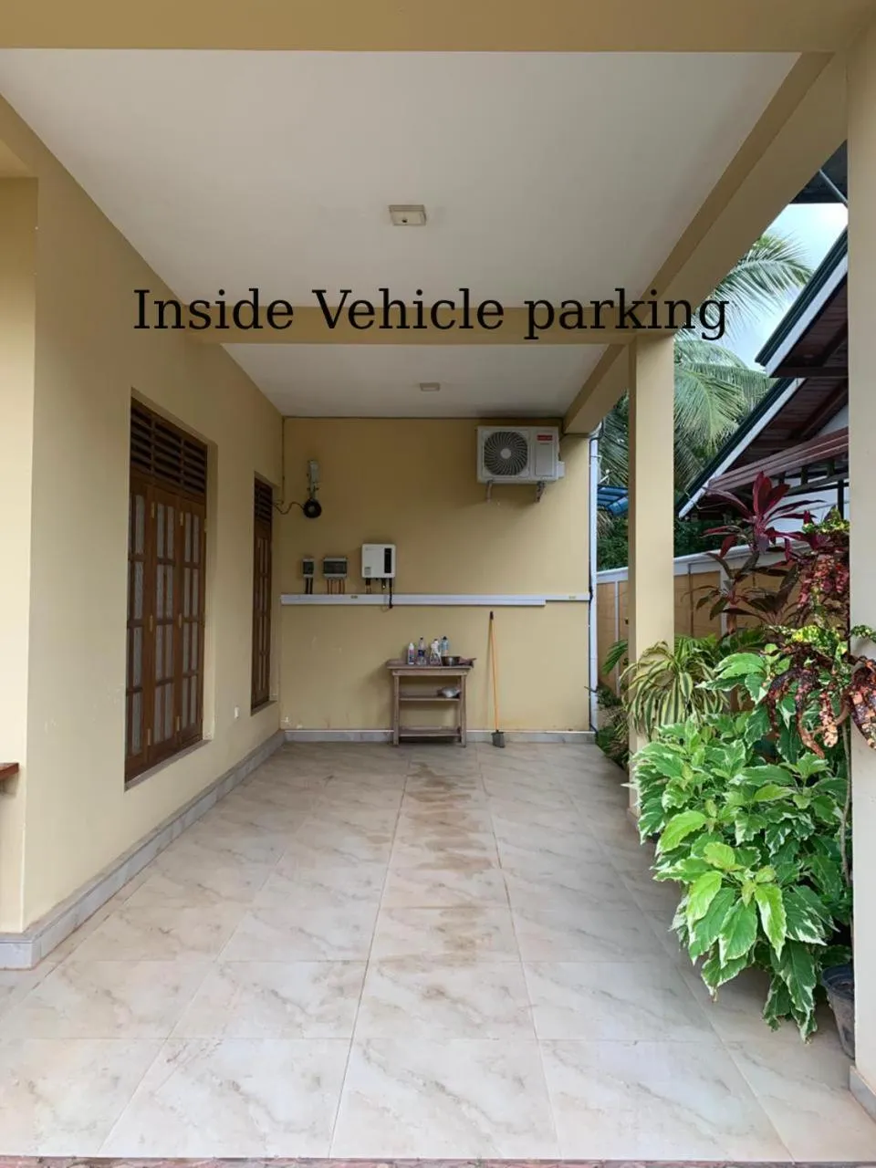 Parking in Lahiru Airport Villa