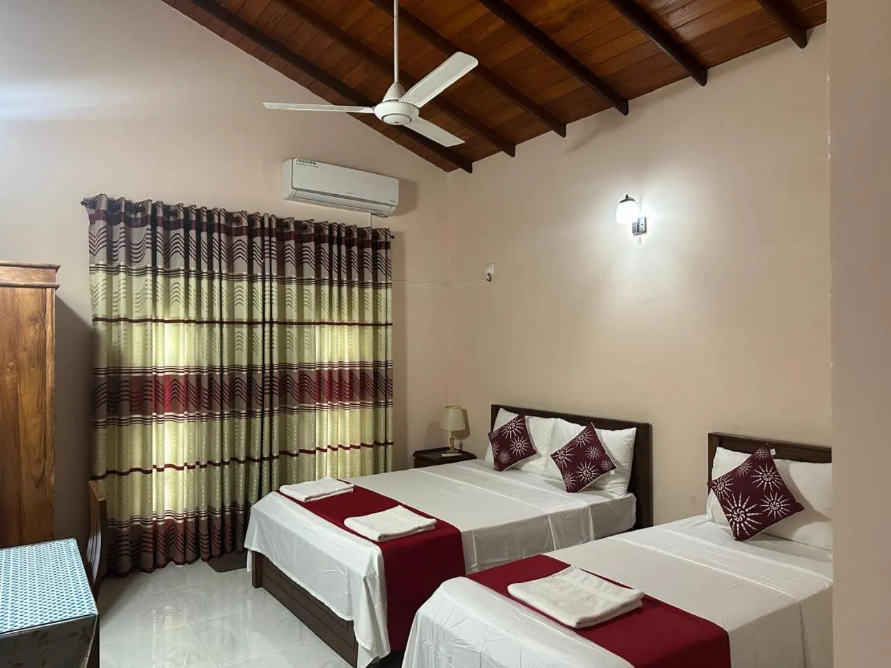 Bed in Lahiru Airport Villa