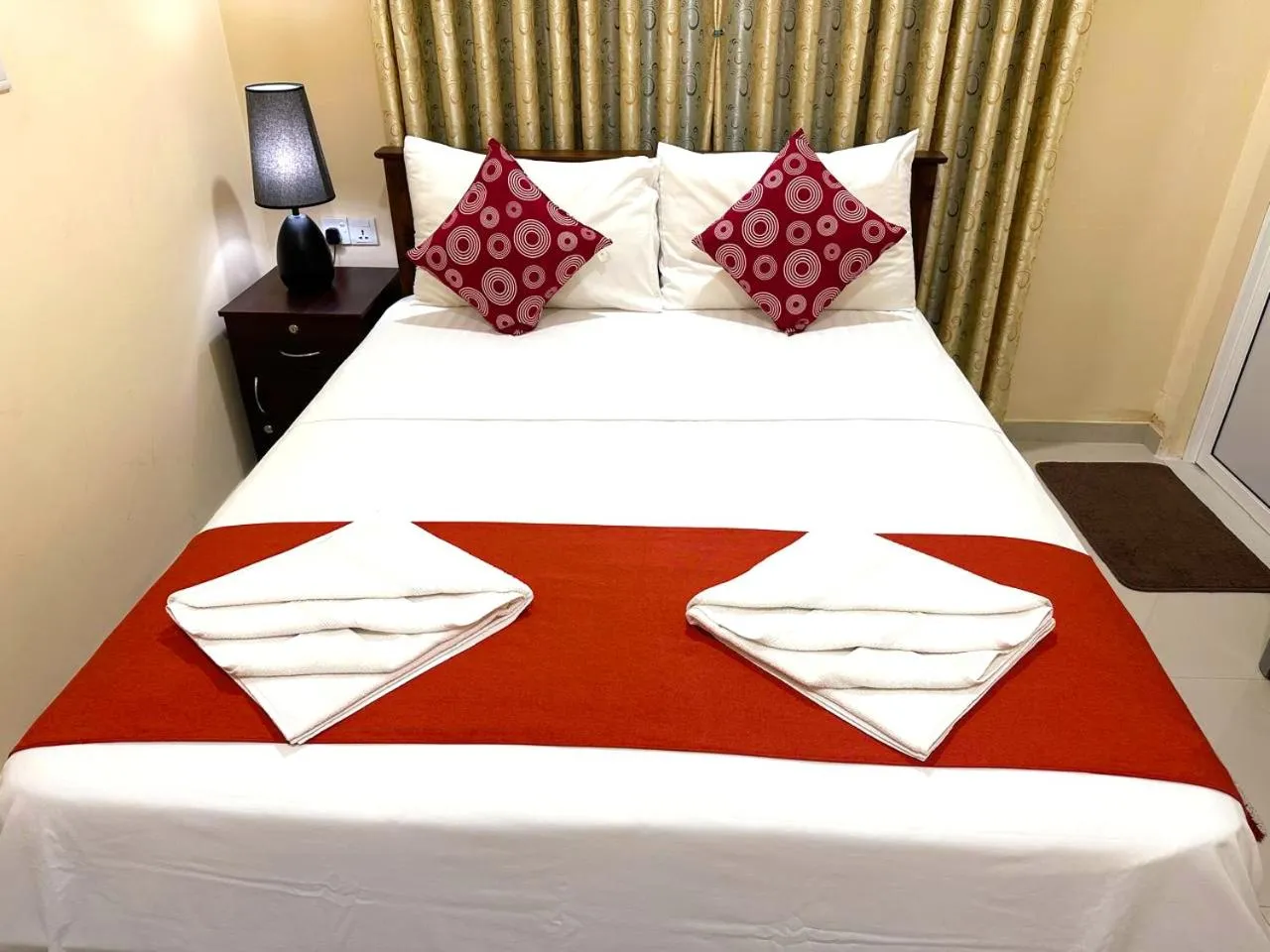 Bed in Lahiru Airport Villa