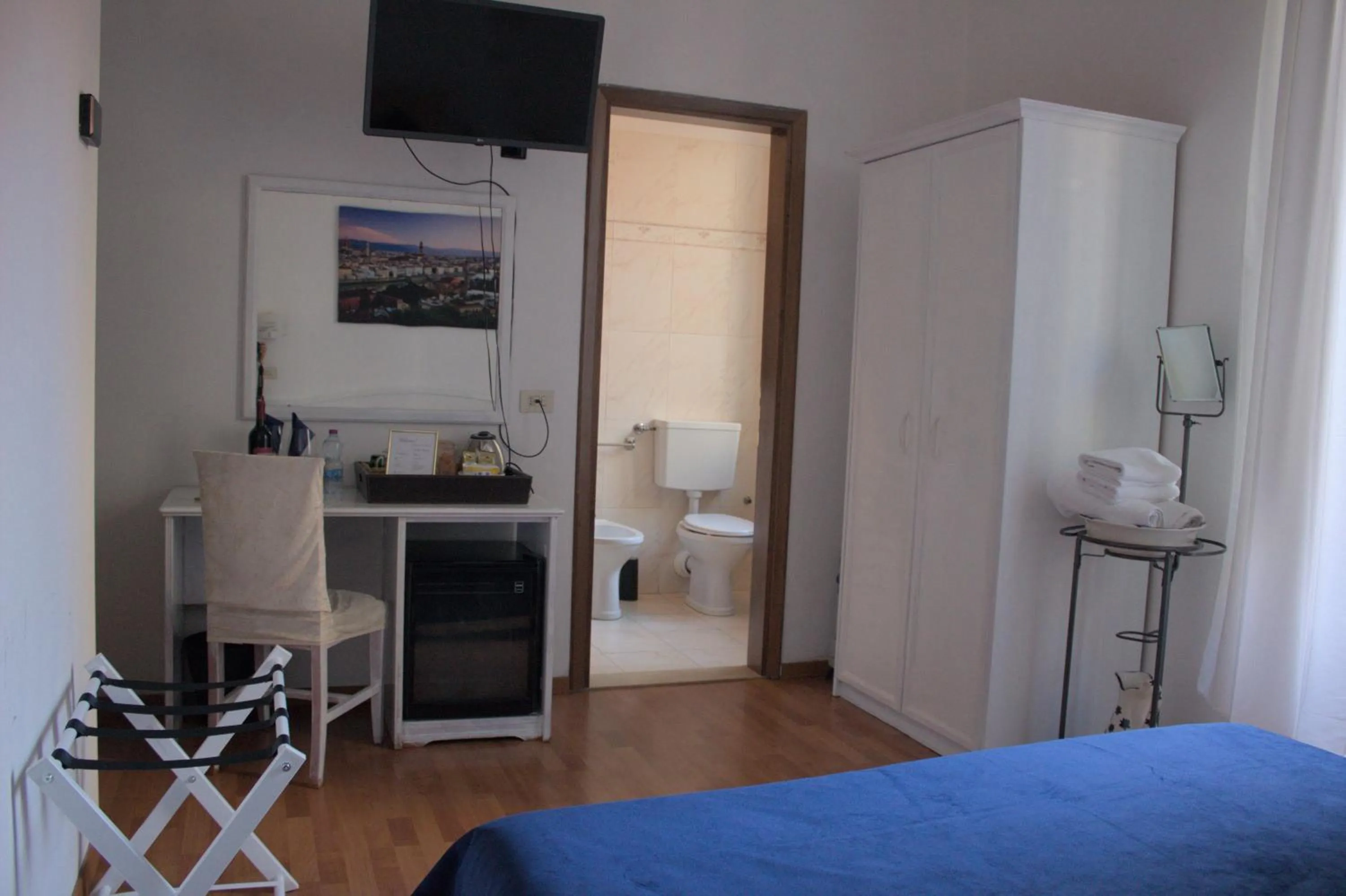 Photo of the whole room, Bed in Soggiorno Madrid