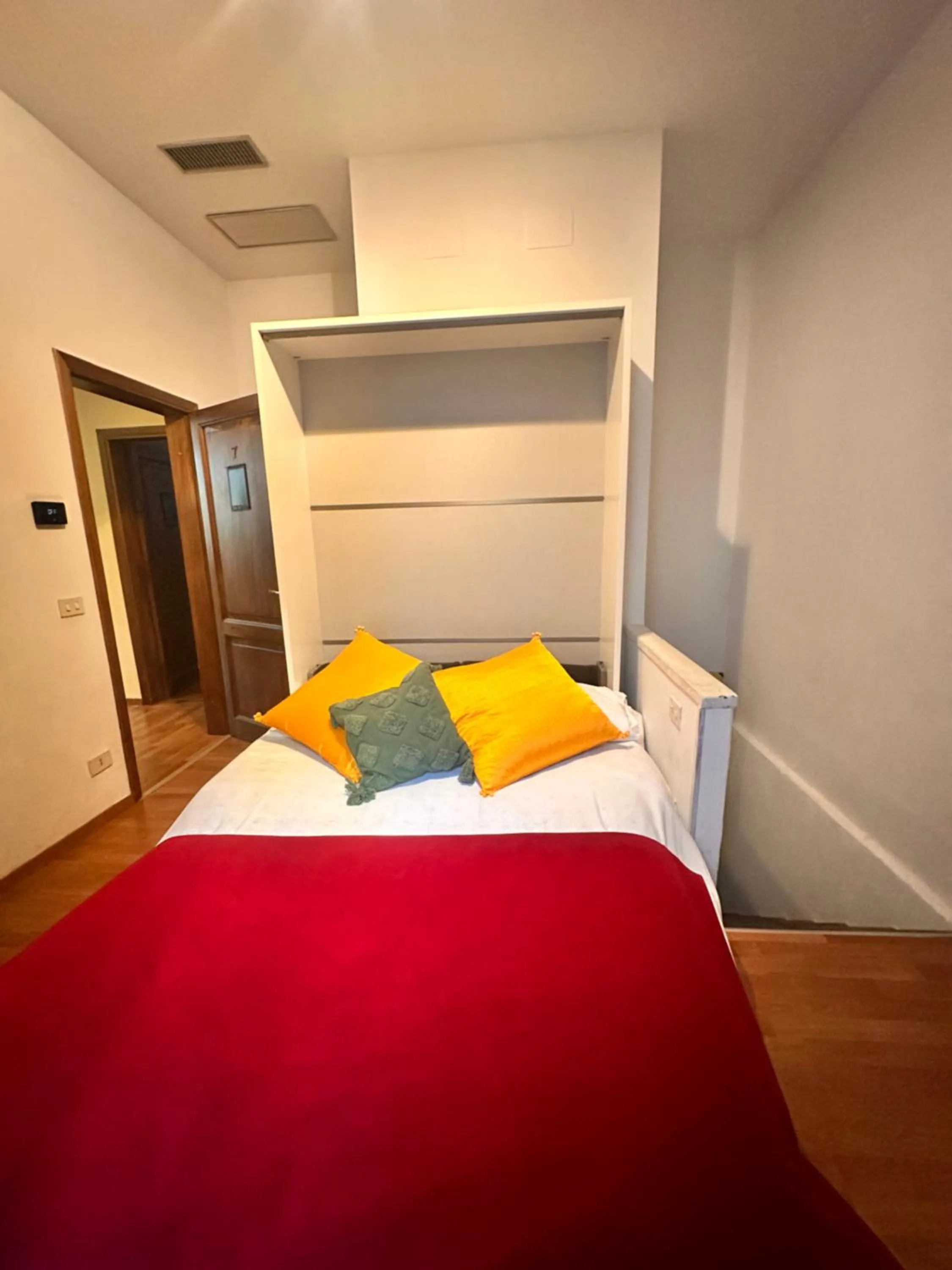 Photo of the whole room, Bed in Soggiorno Madrid