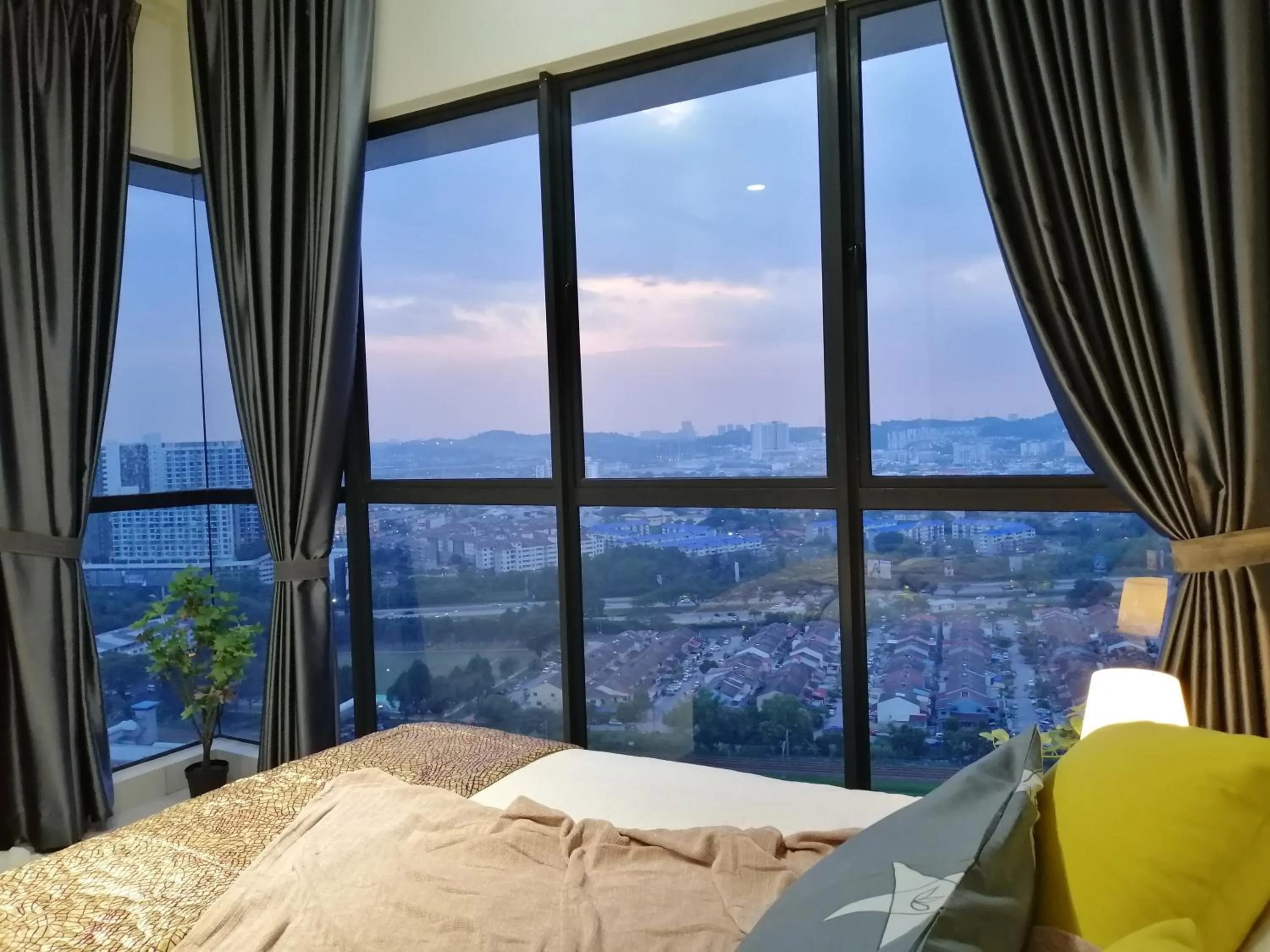 Lake view, Bed in Astetica Residences @ Seri Kembangan