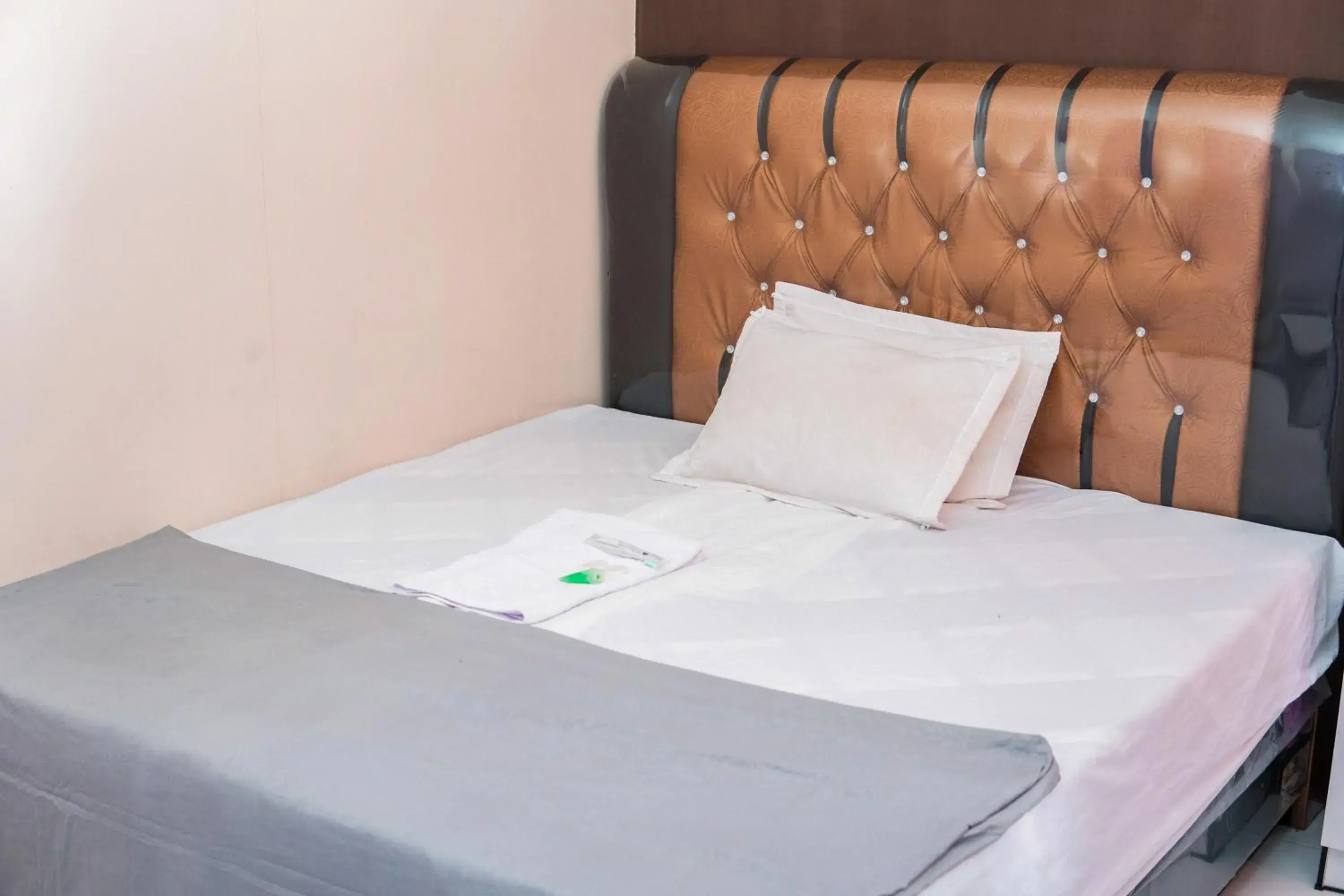 Standard Double Room with Fan in Penginapan Sulthan Syariah RedPartner Standard Double Room with Fan in Penginapan Sulthan Syariah RedPartner