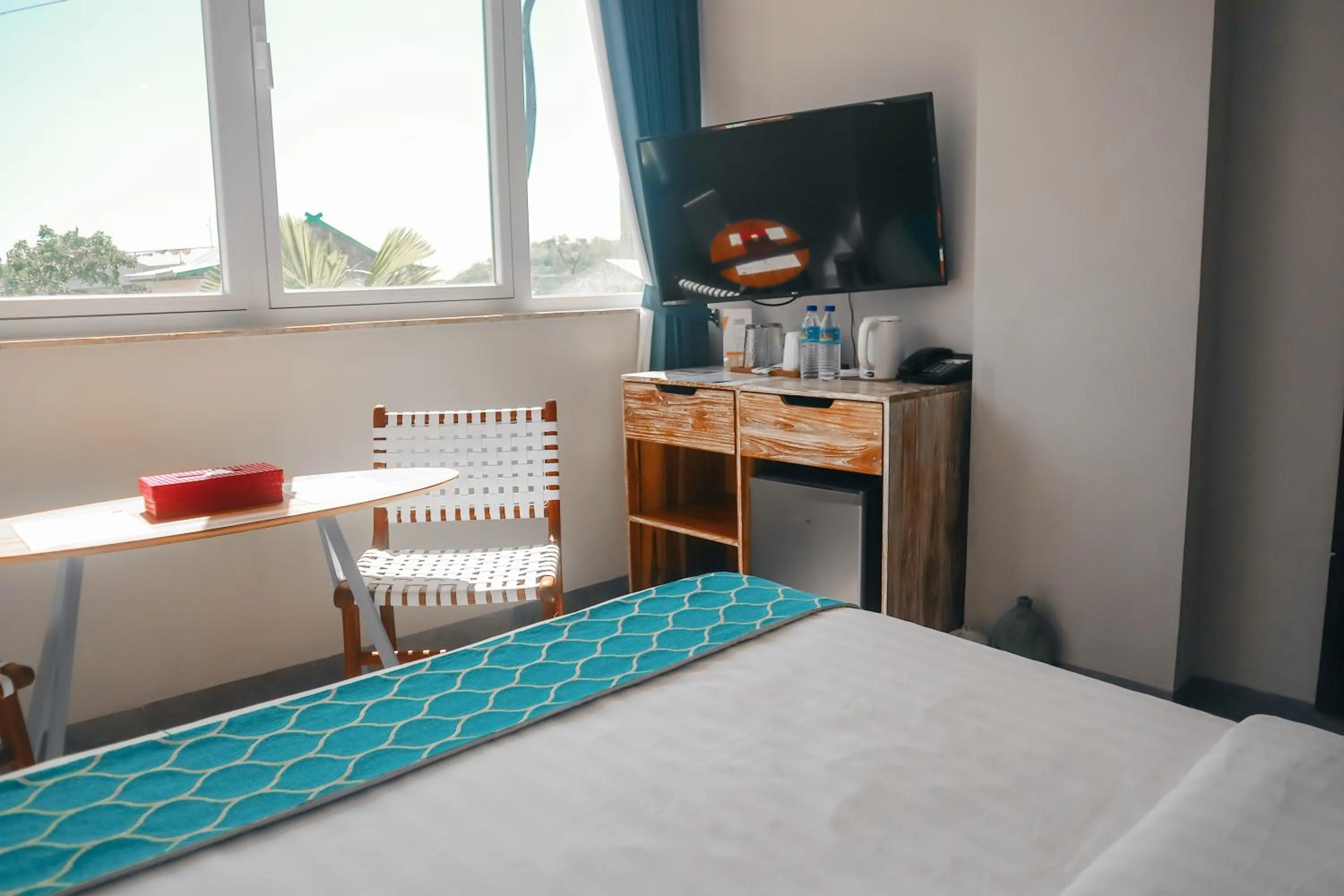 Communal lounge/ TV room, Bed in Harbour Komodo Hotel