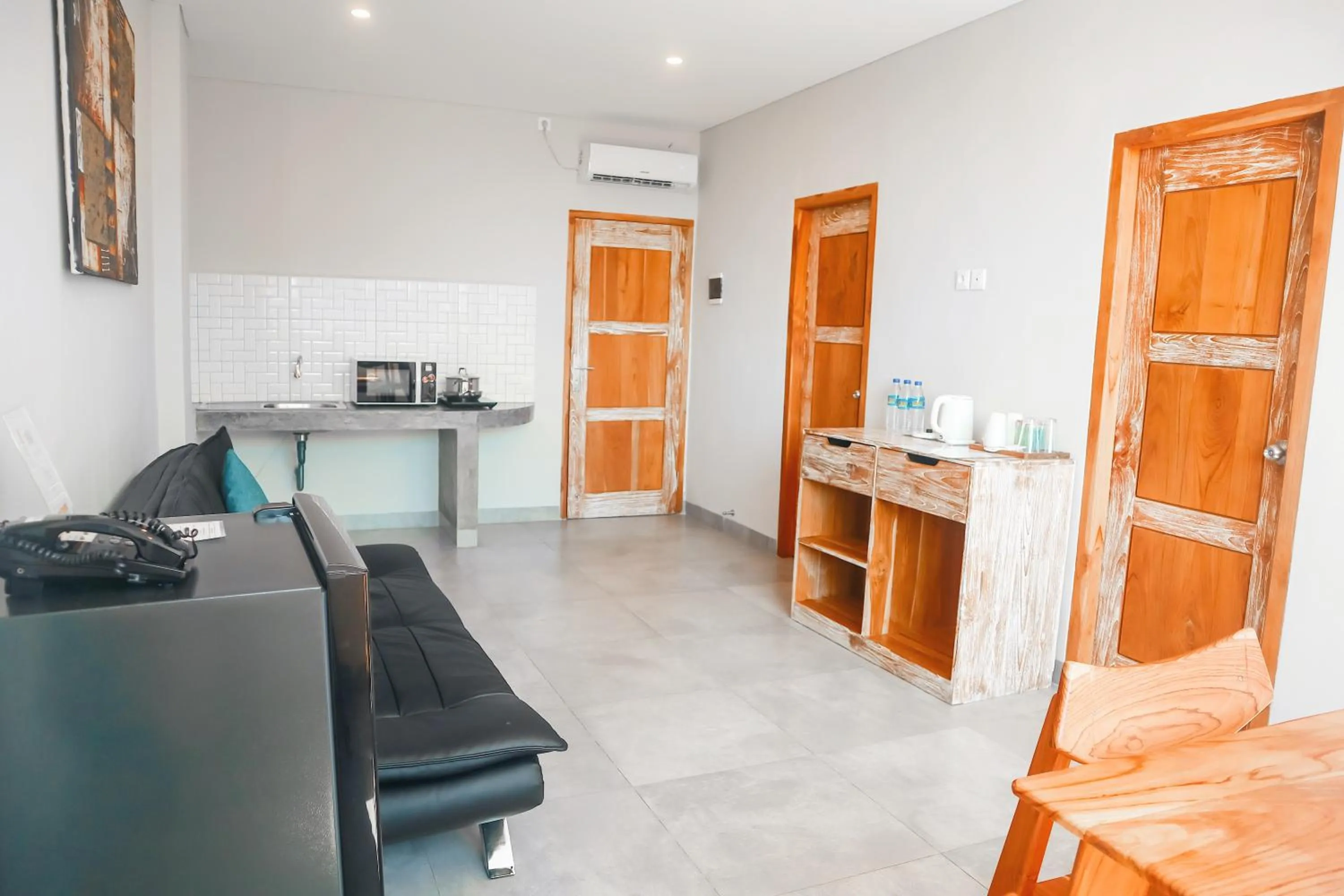 Communal lounge/ TV room in Harbour Komodo Hotel