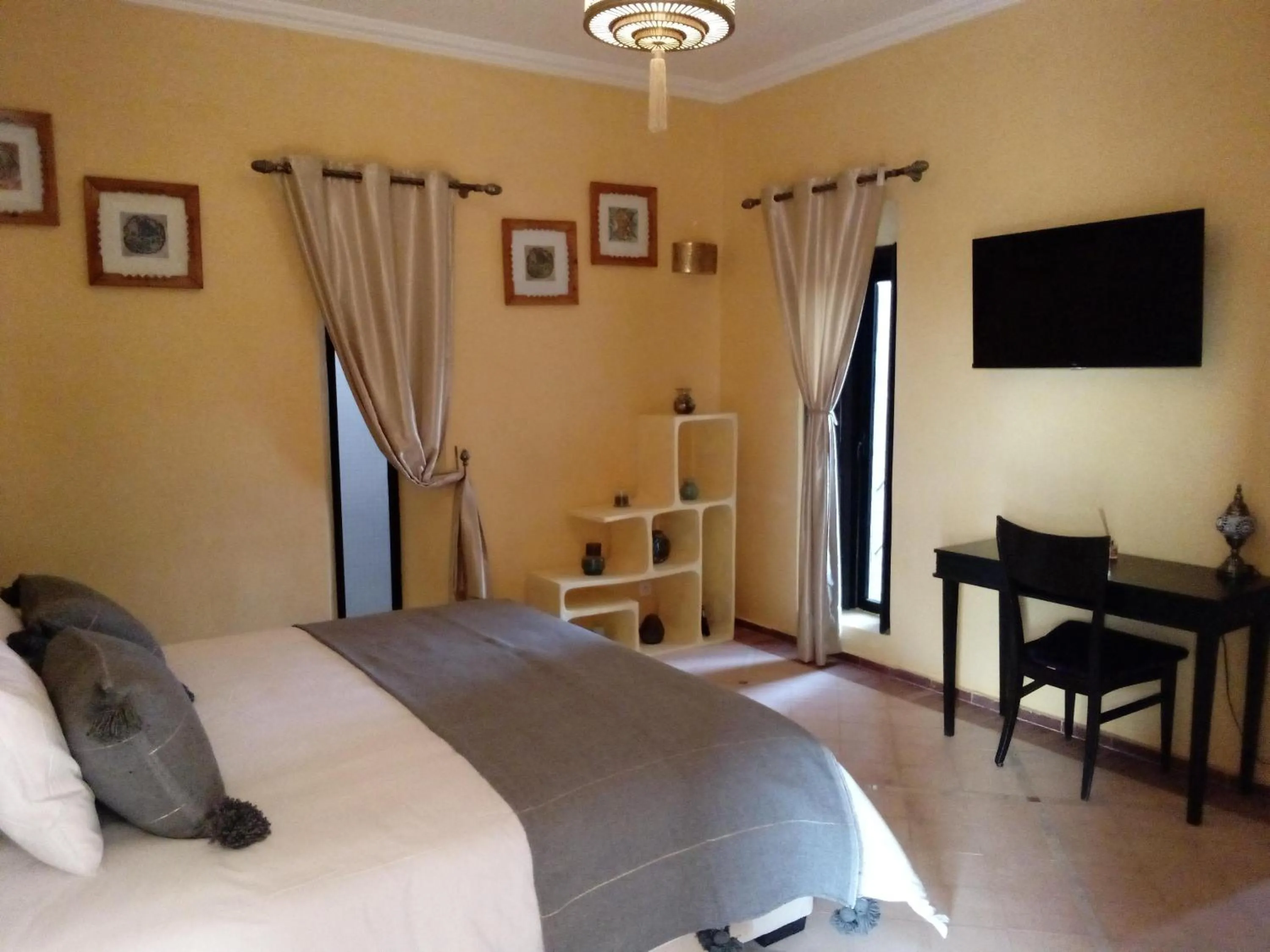 Bedroom, Bed in Le petit Château des Anges