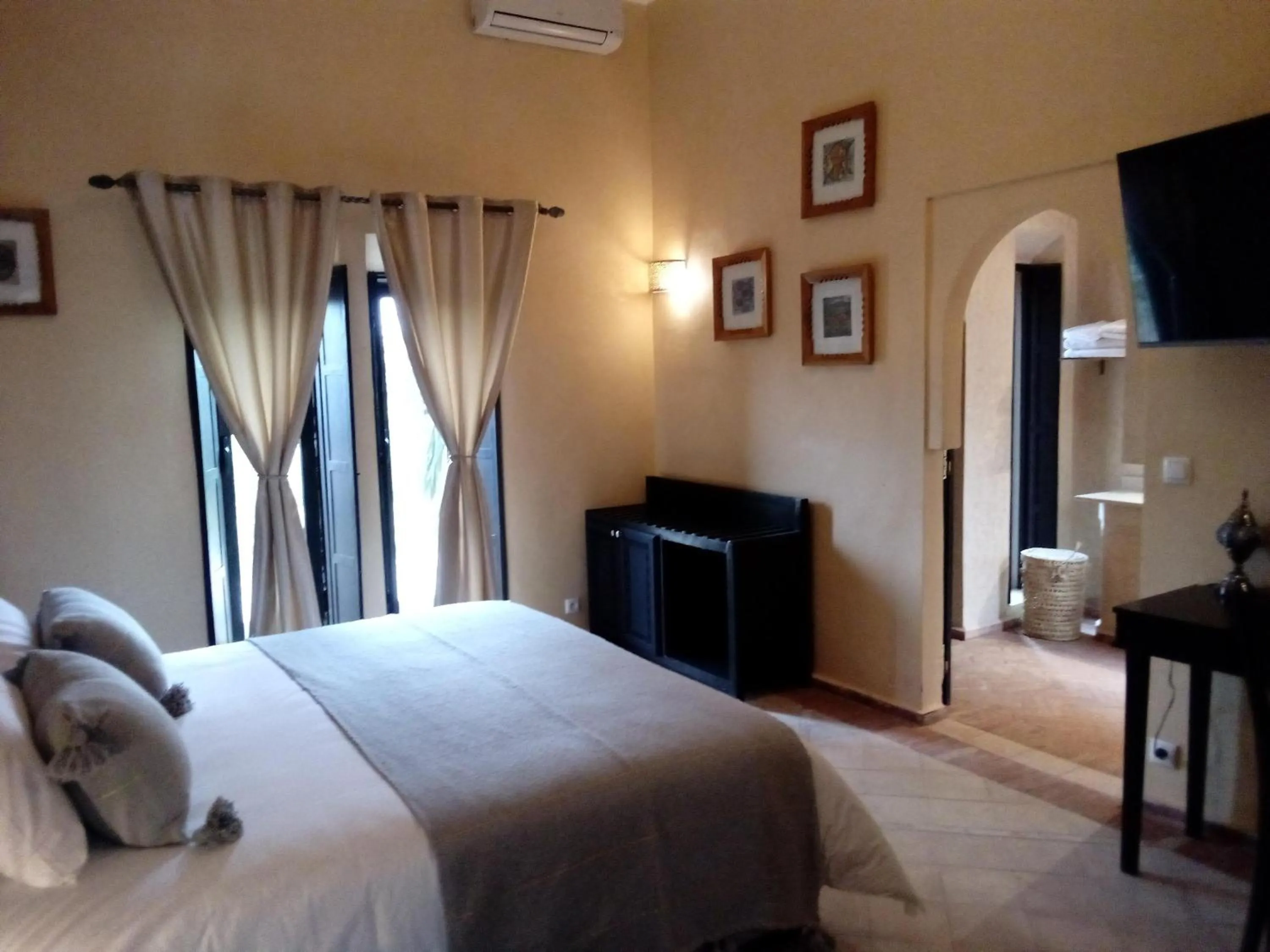 Bedroom, Bed in Le petit Château des Anges