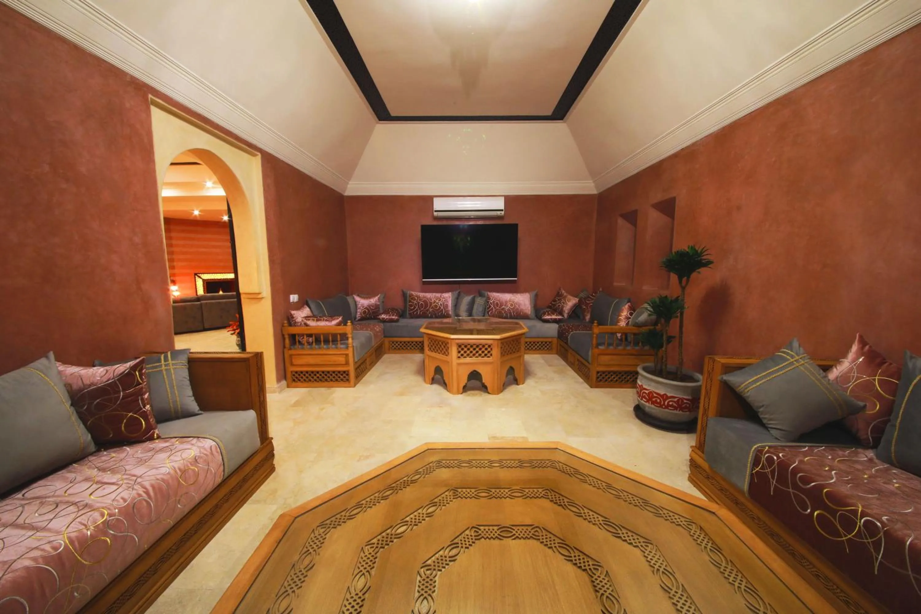 Communal lounge/ TV room in Le petit Château des Anges