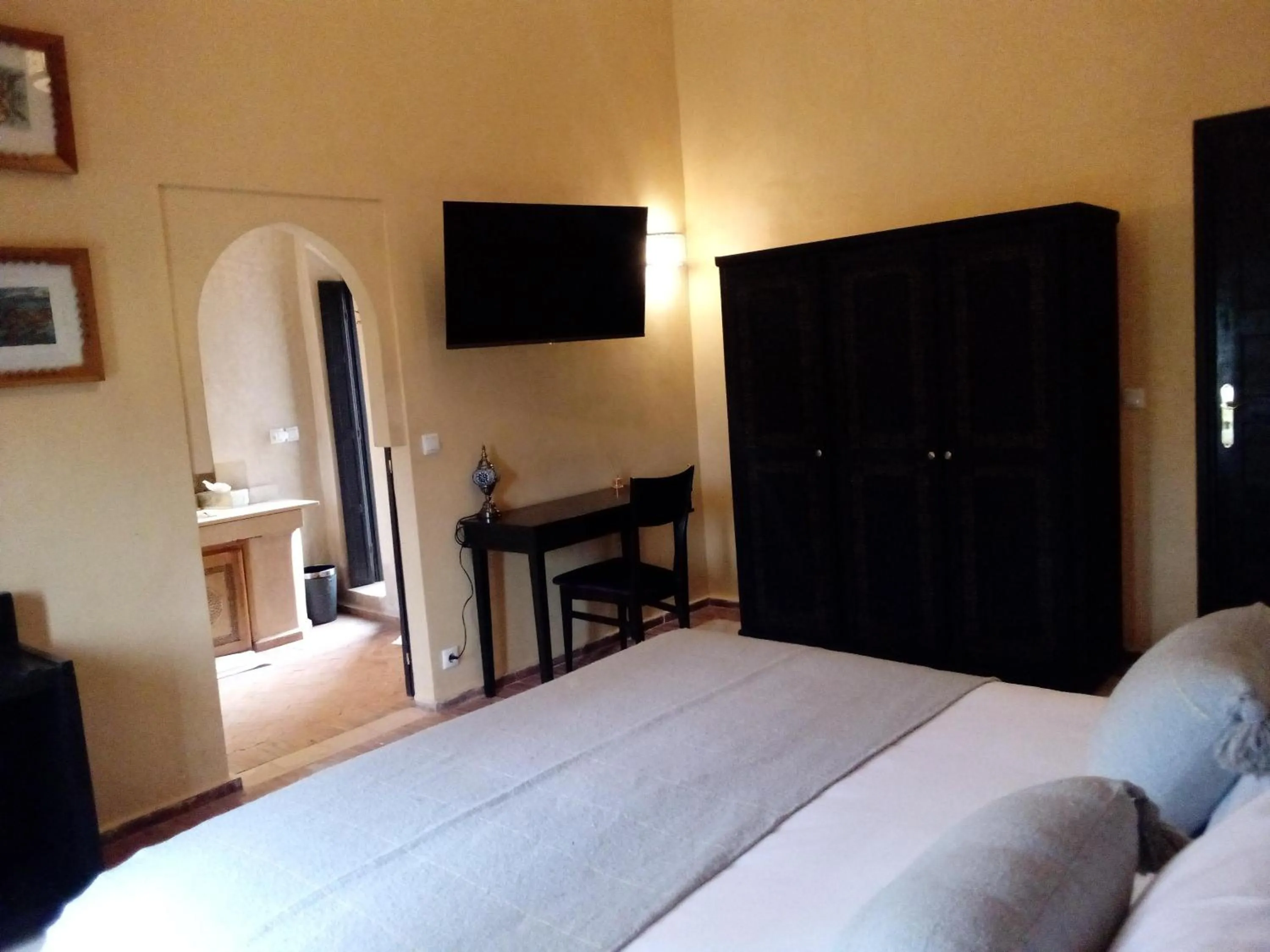 Bedroom, Bed in Le petit Château des Anges