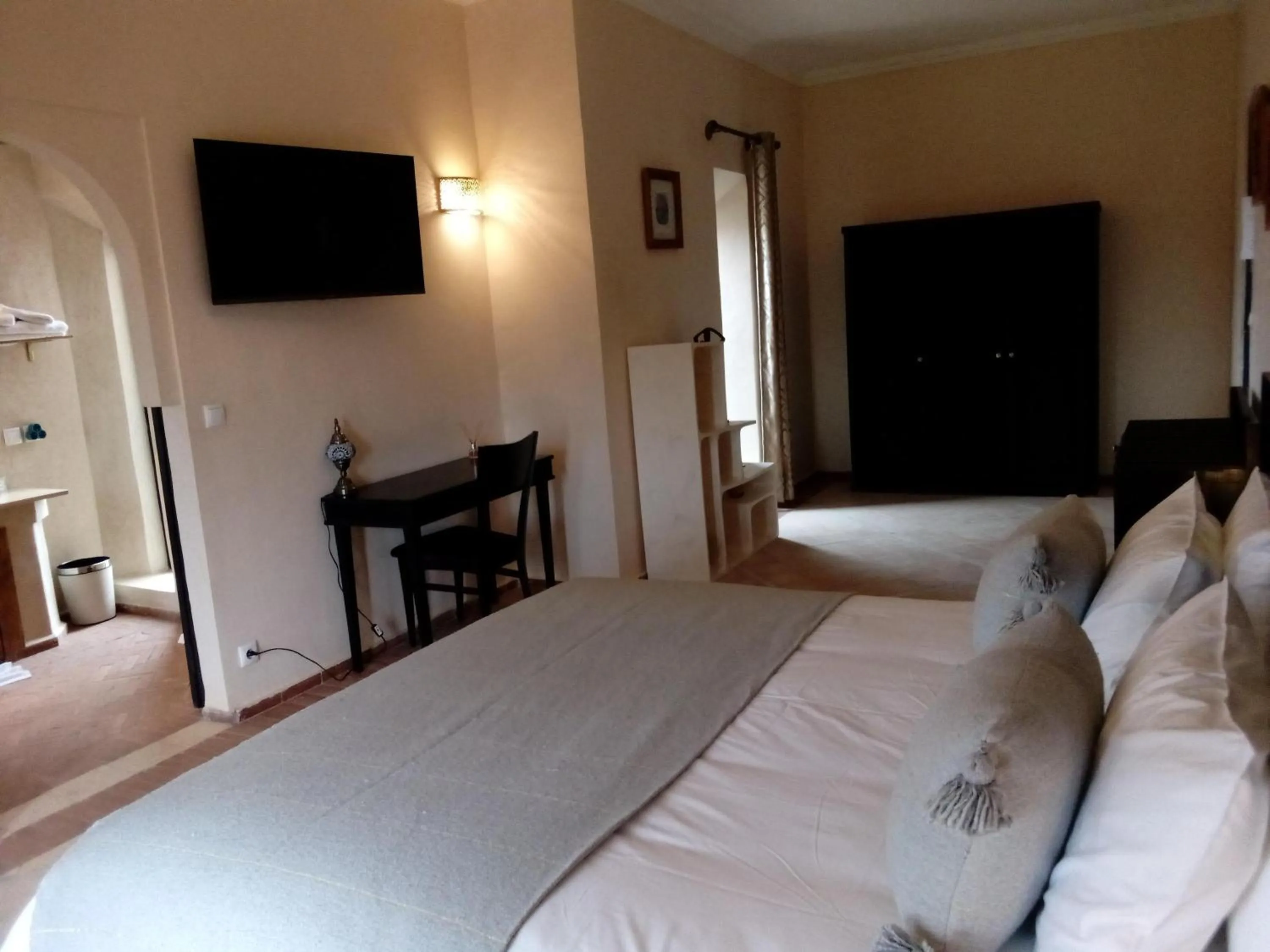 Bedroom, Bed in Le petit Château des Anges