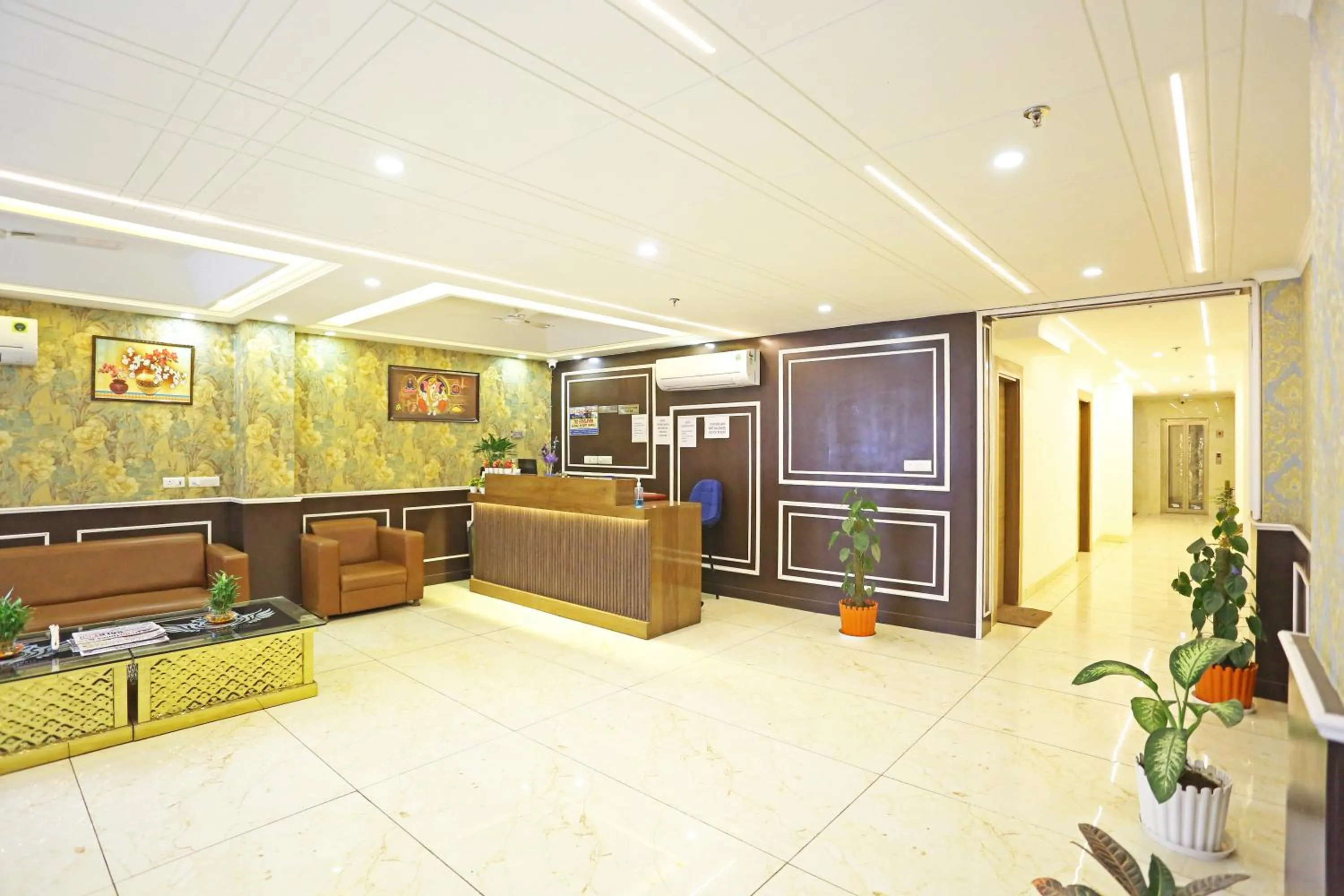 Lobby or reception in Hotel Decent Suites - Delhi Airport