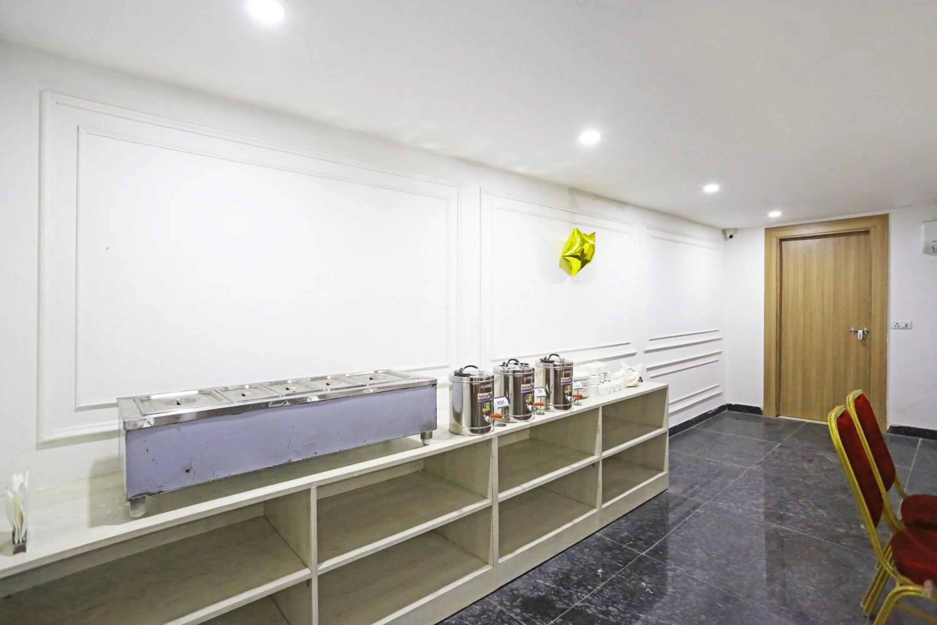 Restaurant/places to eat in Hotel Decent Suites - Delhi Airport