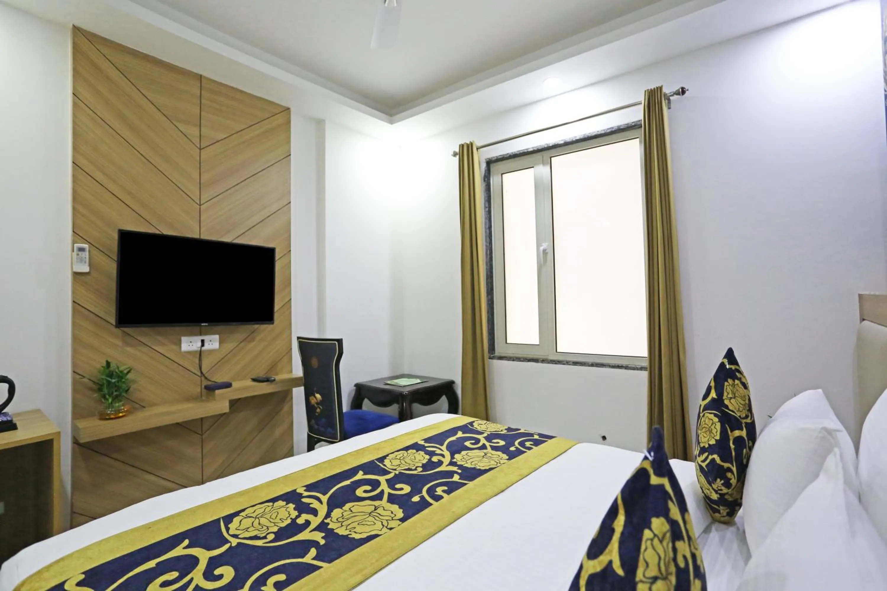 Bed in Hotel Decent Suites - Delhi Airport