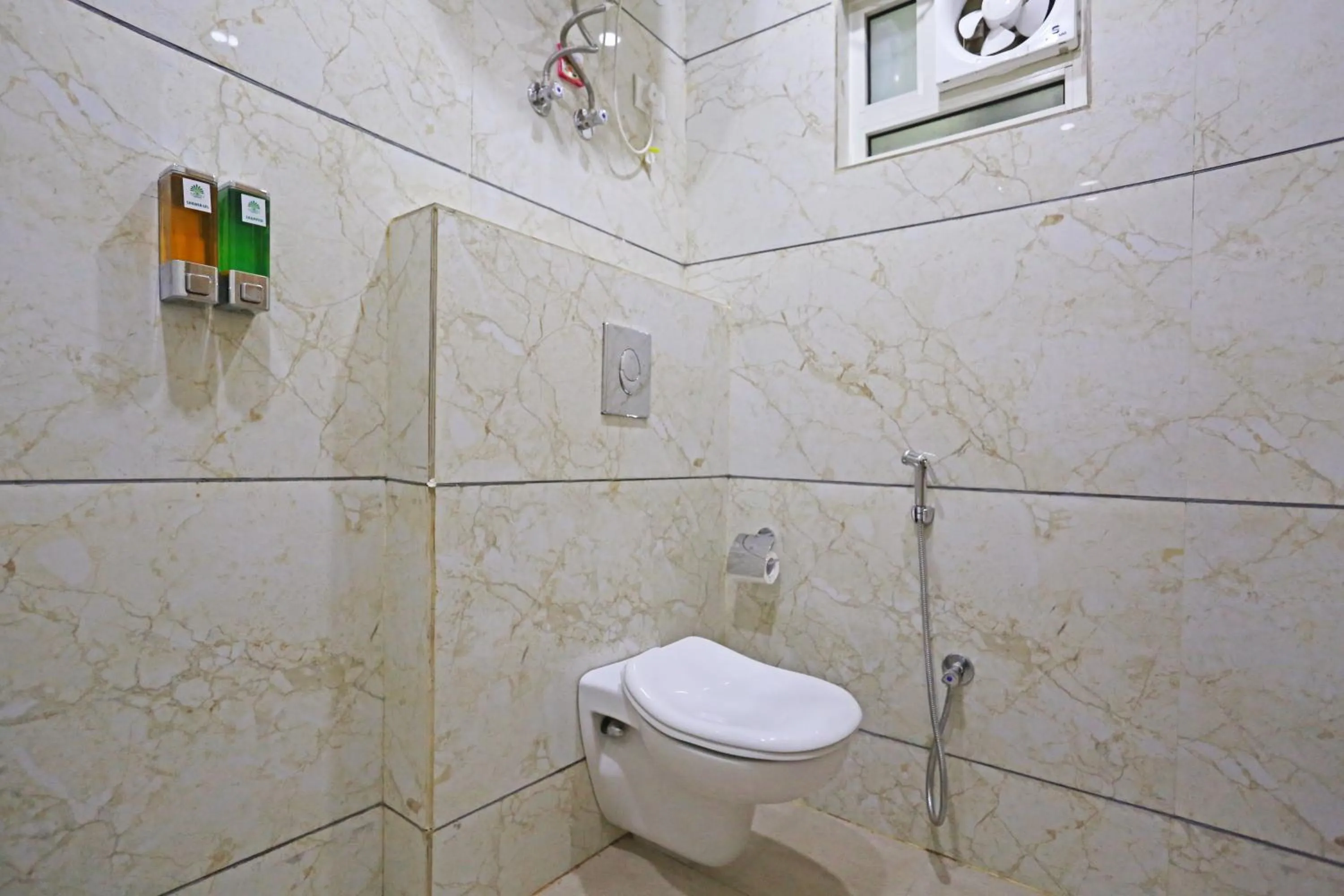 Shower in Hotel Decent Suites - Delhi Airport