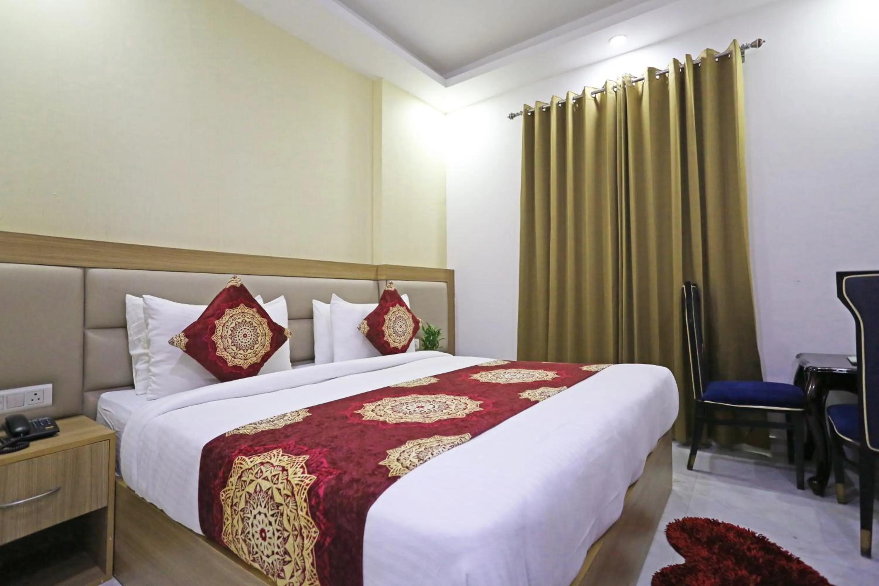 Bed in Hotel Decent Suites - Delhi Airport
