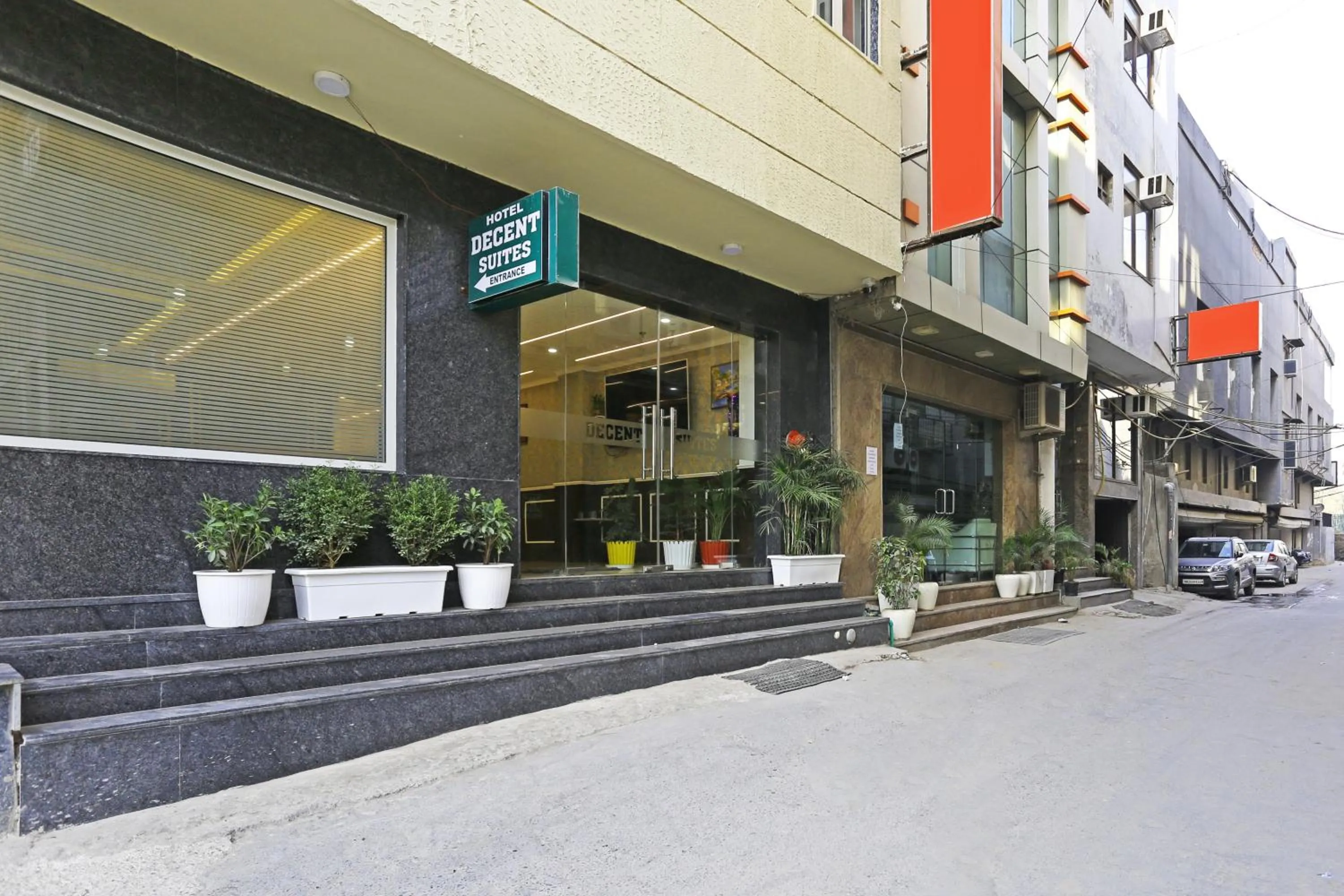 Property building in Hotel Decent Suites - Delhi Airport