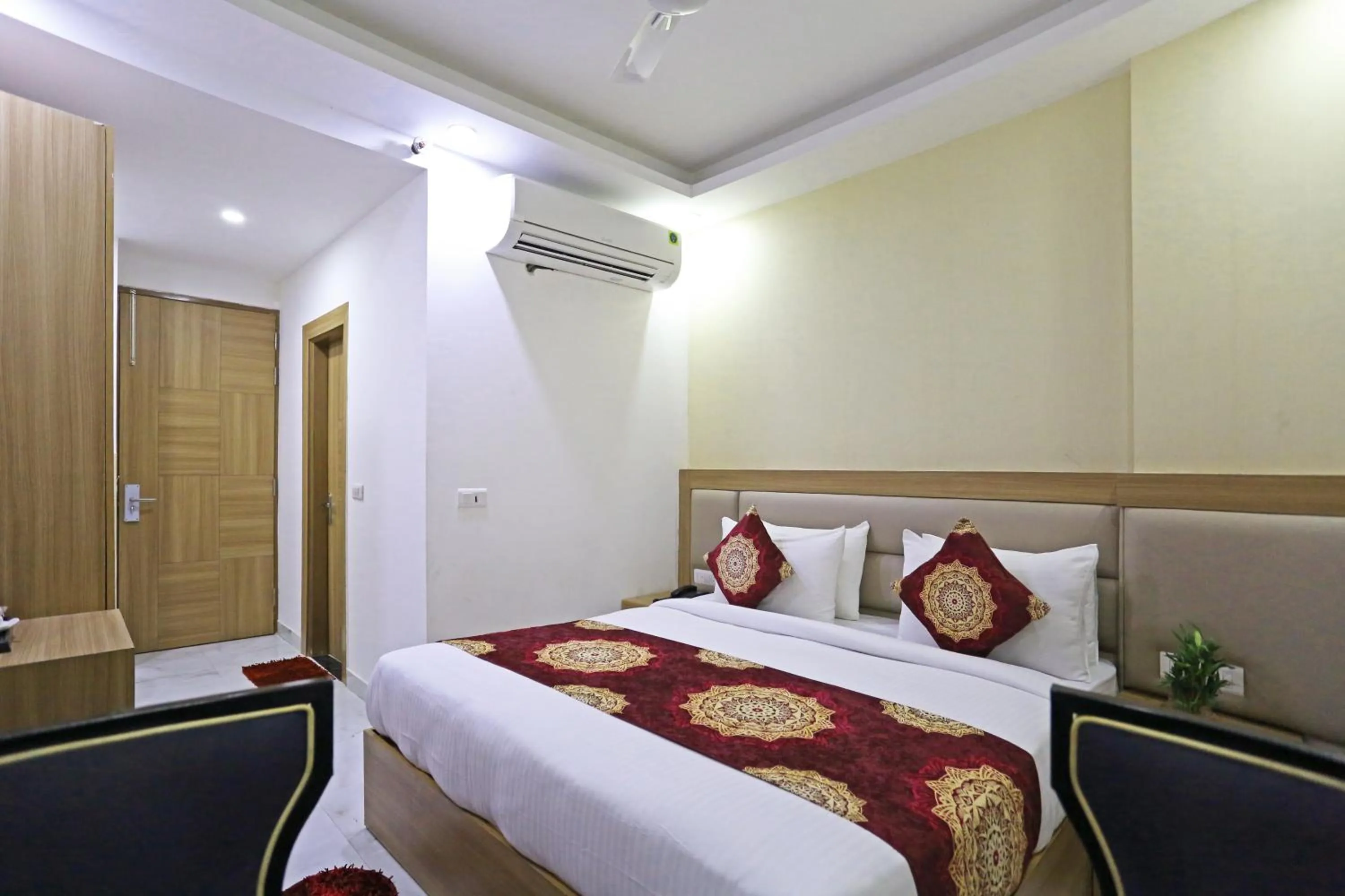 Bed in Hotel Decent Suites - Delhi Airport