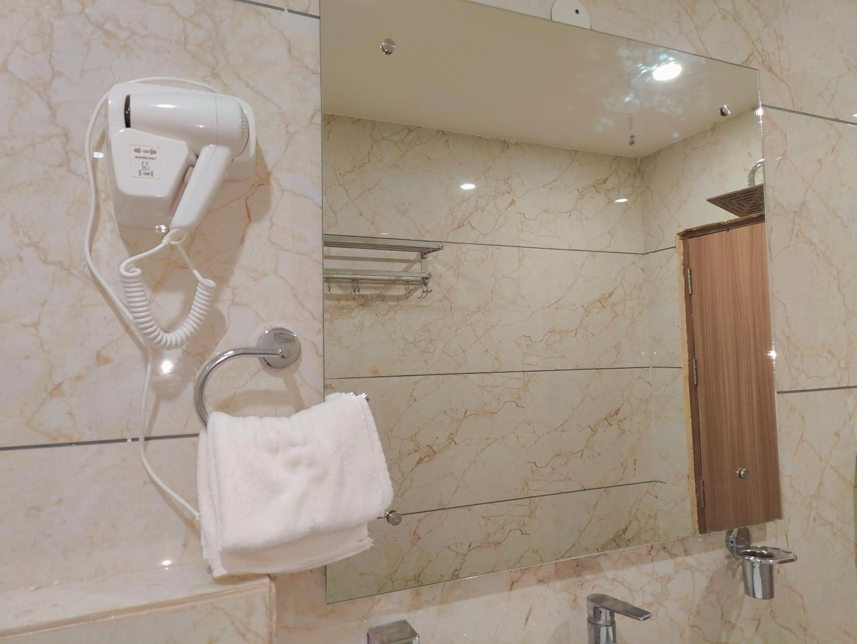 Shower in Hotel Decent Suites - Delhi Airport