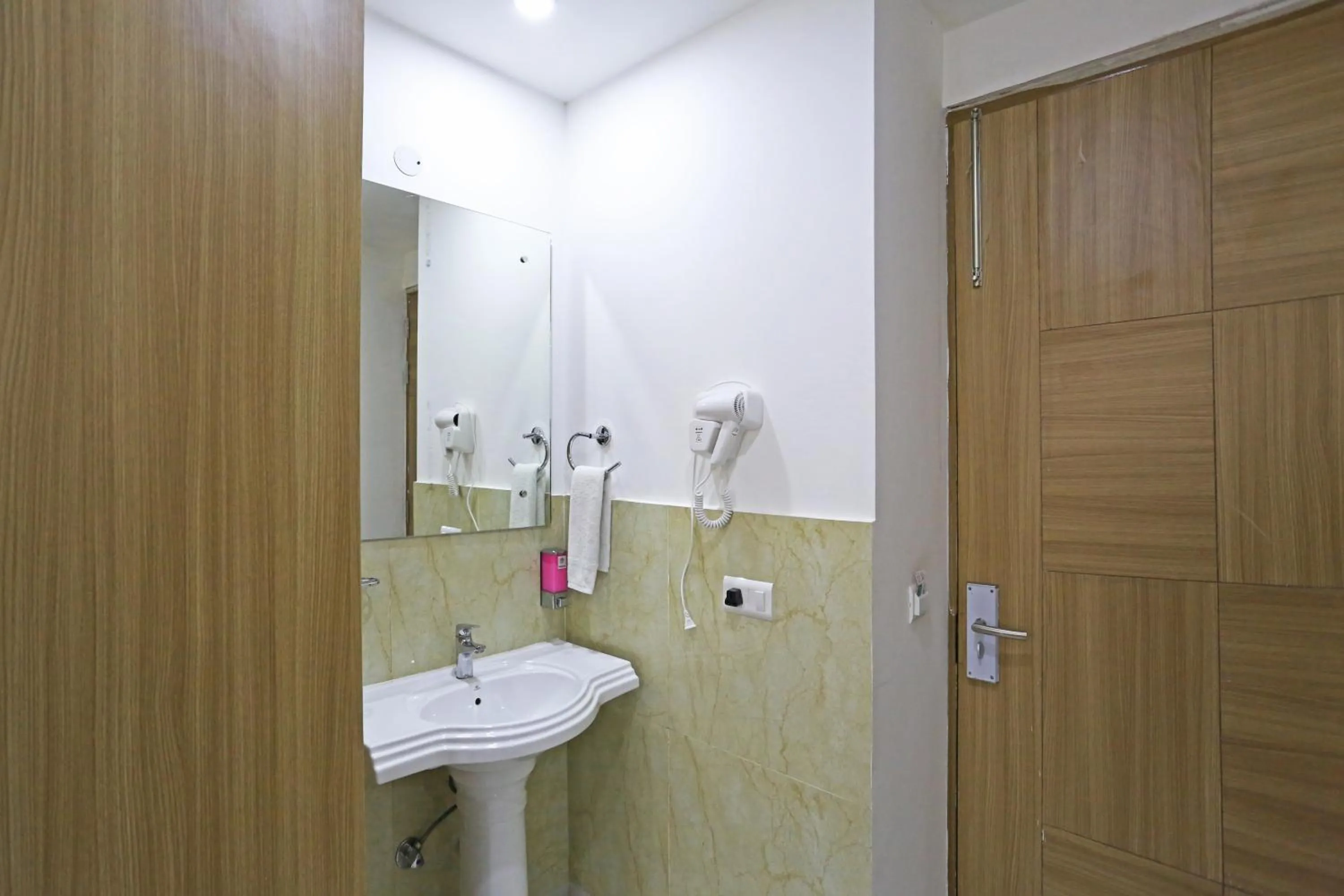 Shower in Hotel Decent Suites - Delhi Airport