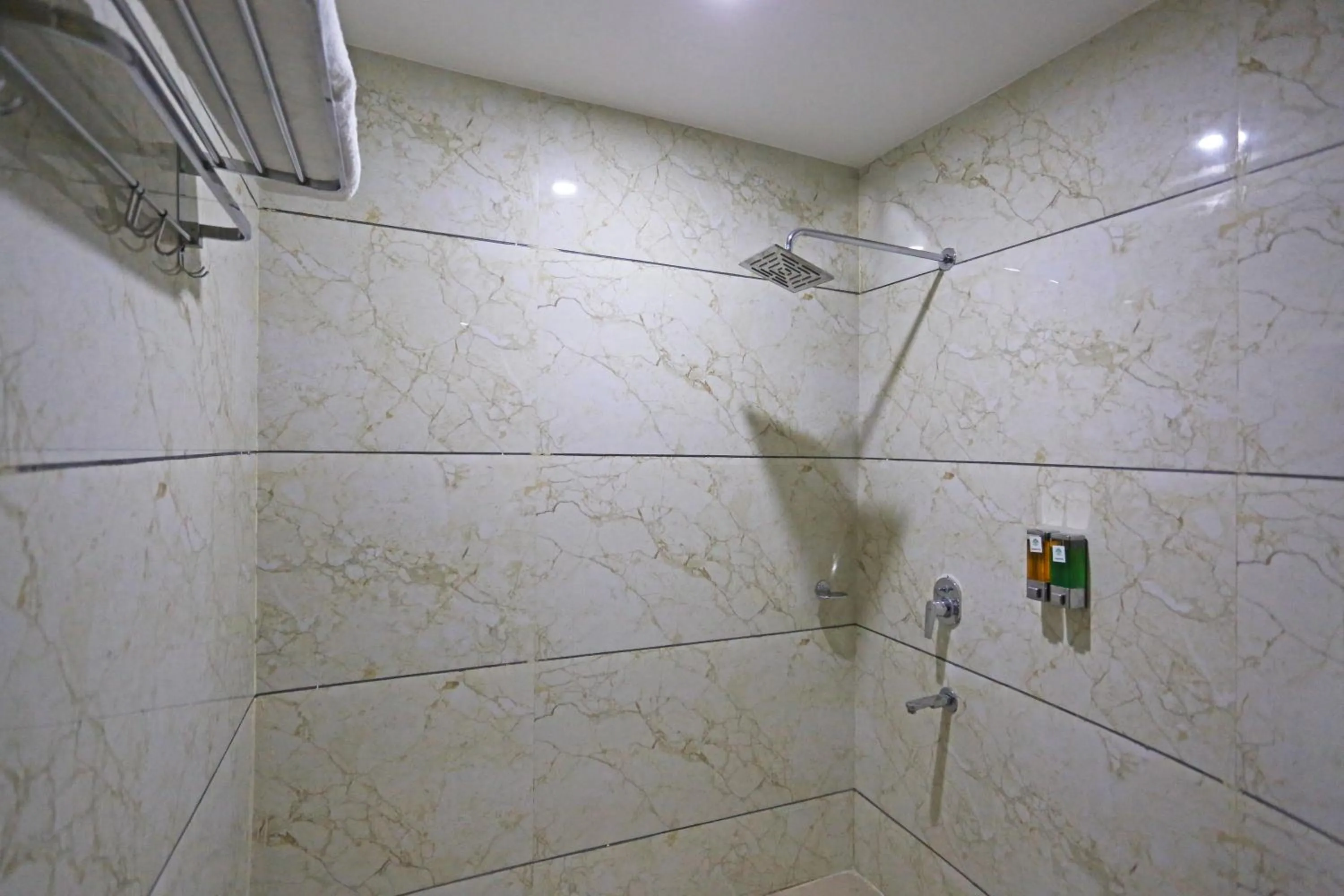 Shower in Hotel Decent Suites - Delhi Airport
