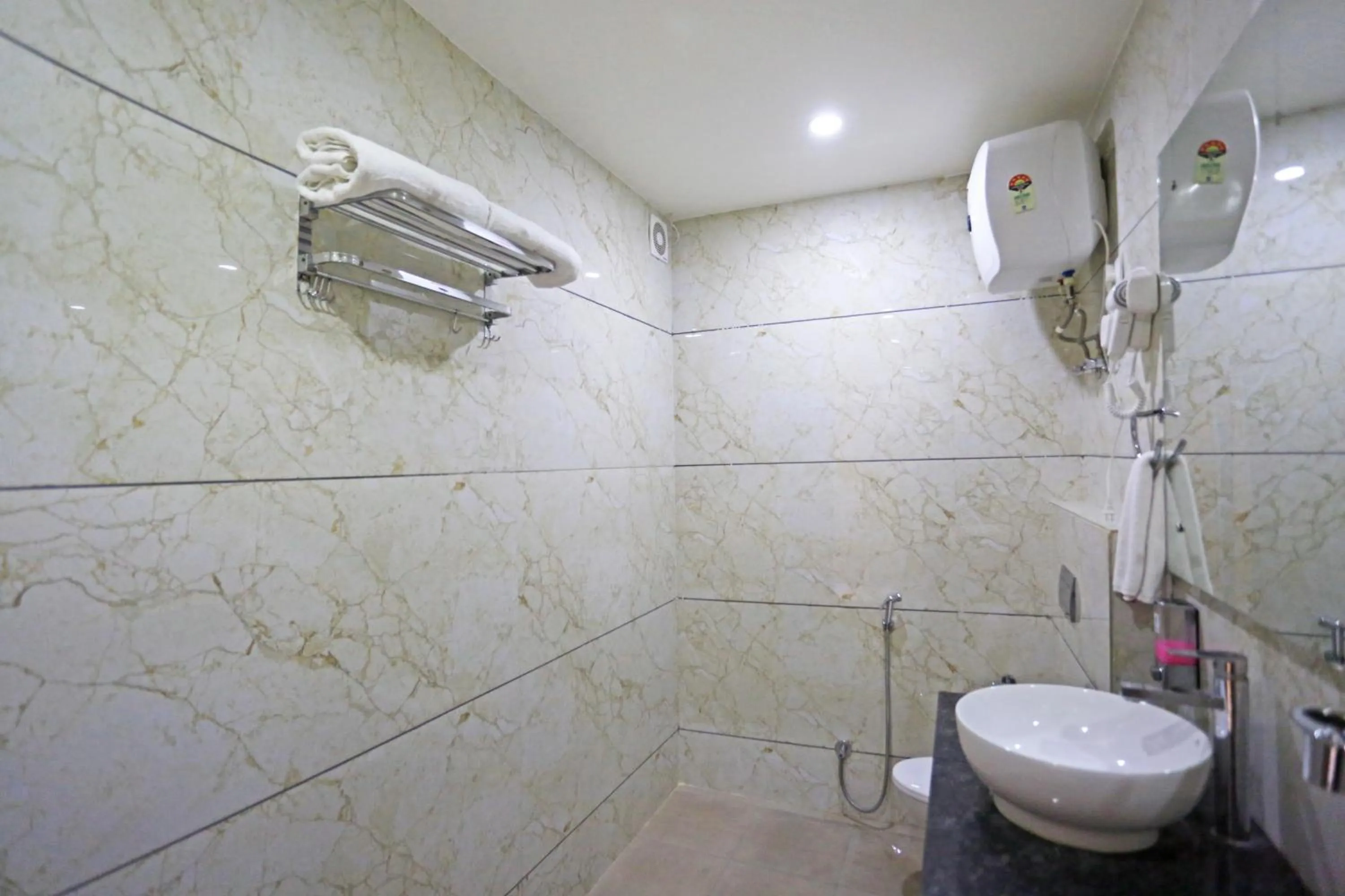 Shower in Hotel Decent Suites - Delhi Airport