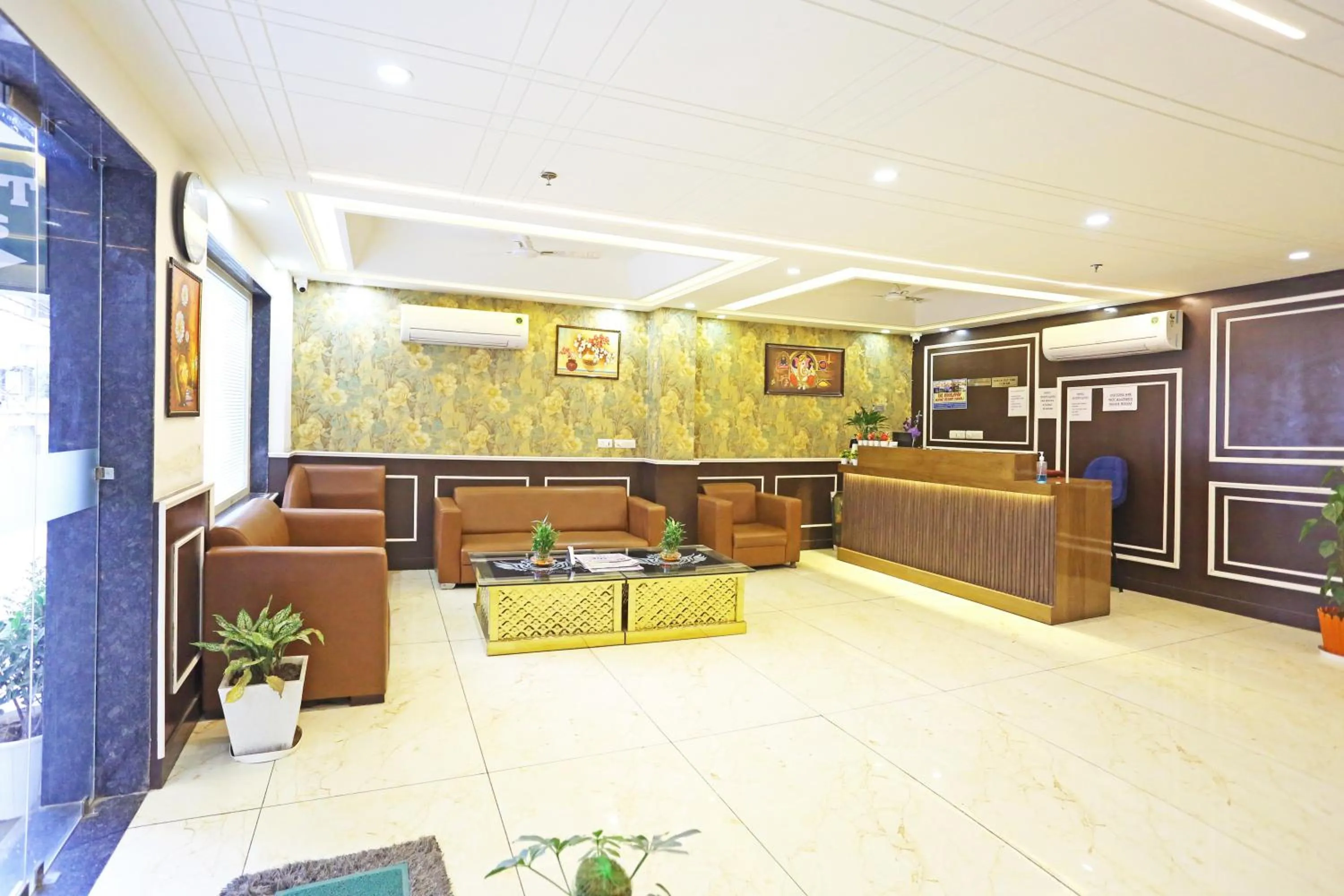 Lobby or reception in Hotel Decent Suites - Delhi Airport