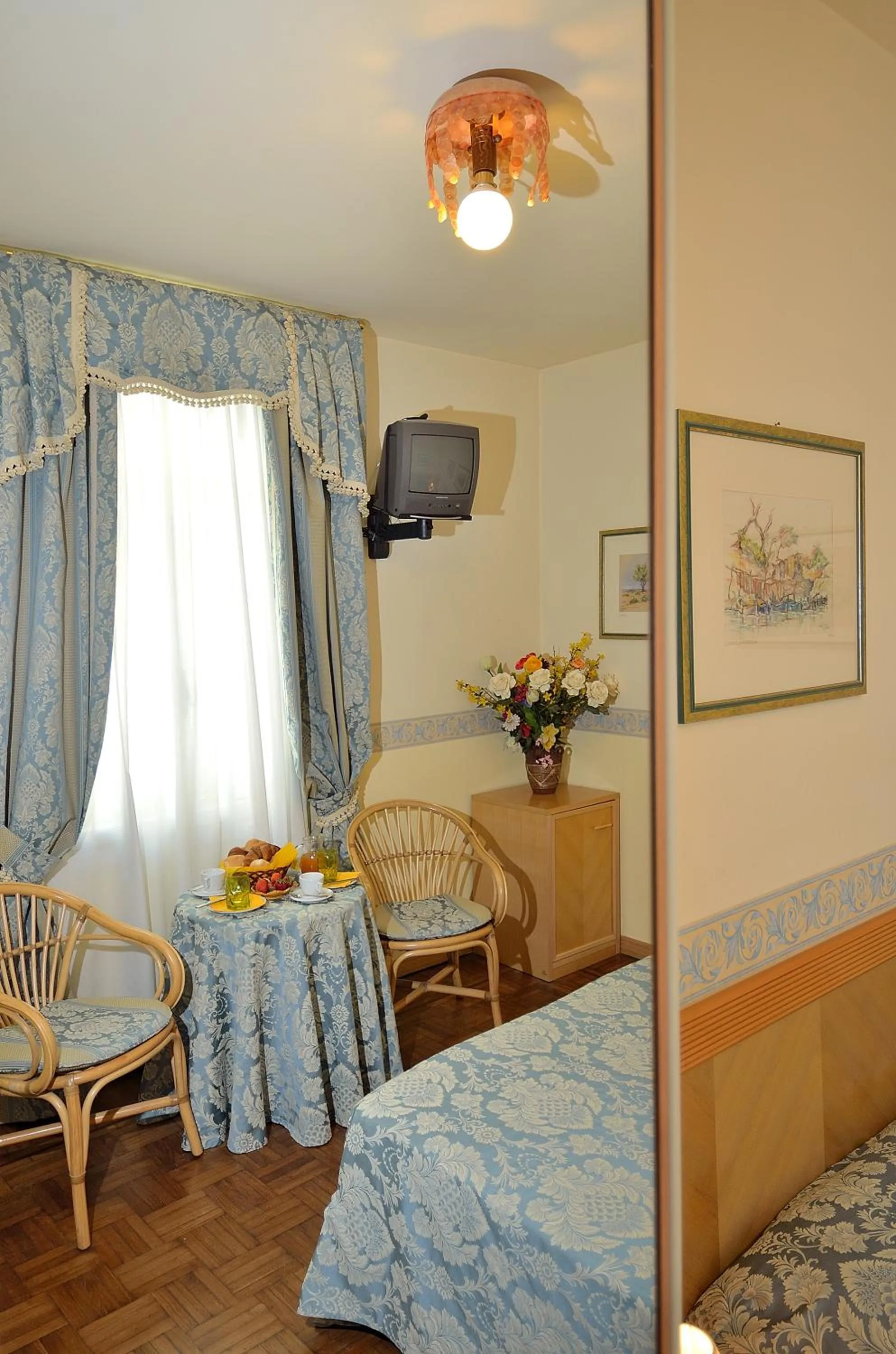 TV and multimedia, Bed in Villa Angelica