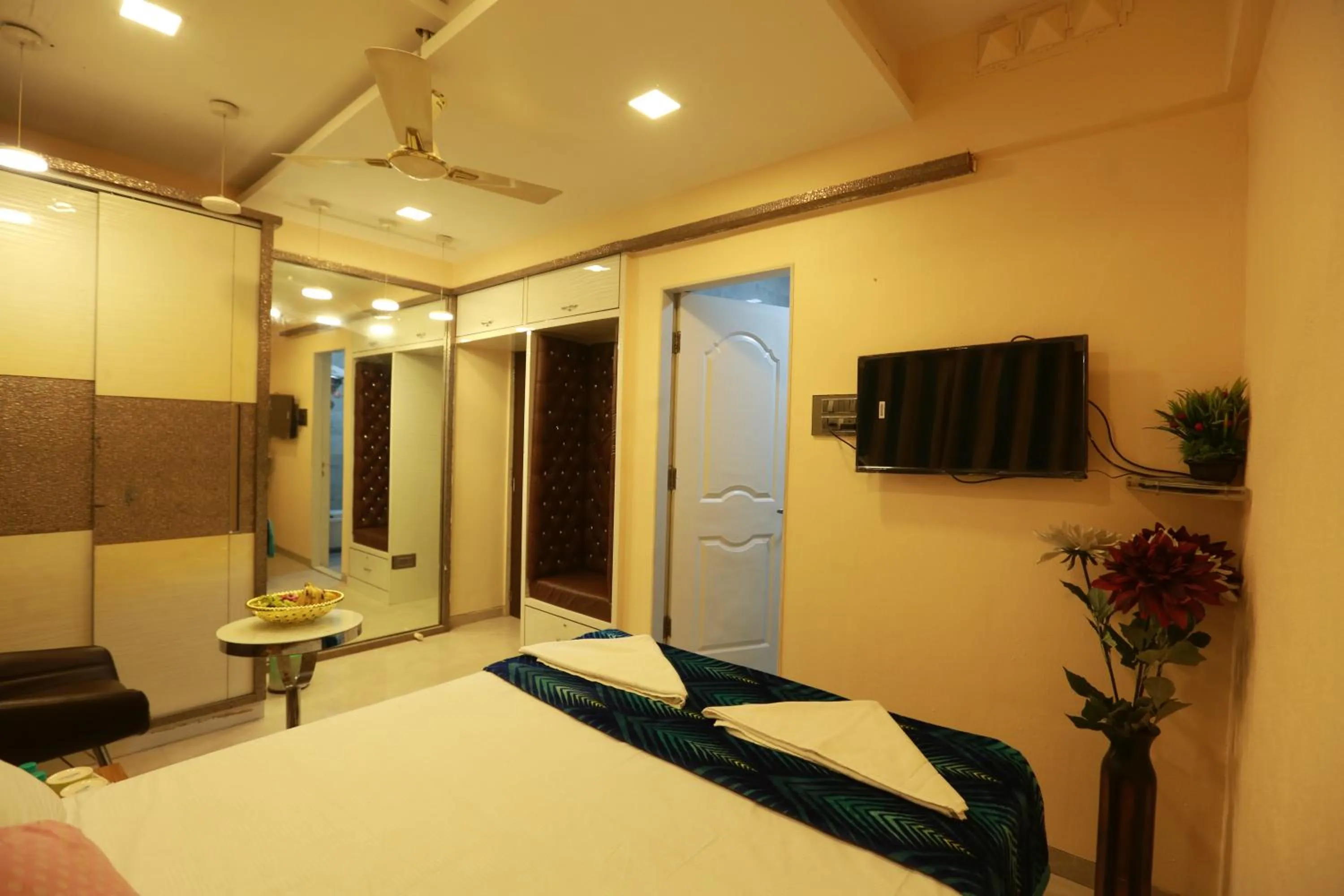 Photo of the whole room, Bed in Villa Residency