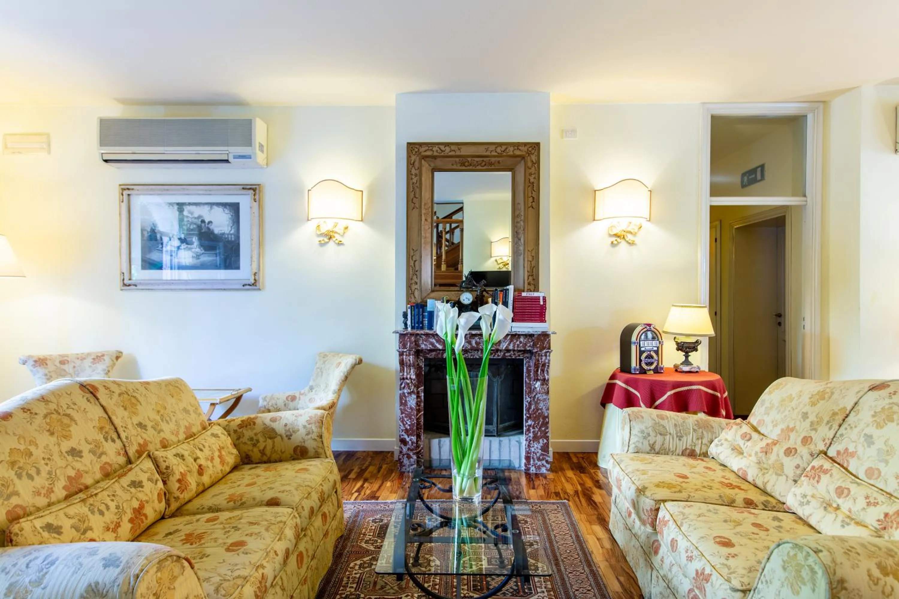 Communal lounge/ TV room in Hotel Sant'Andrea